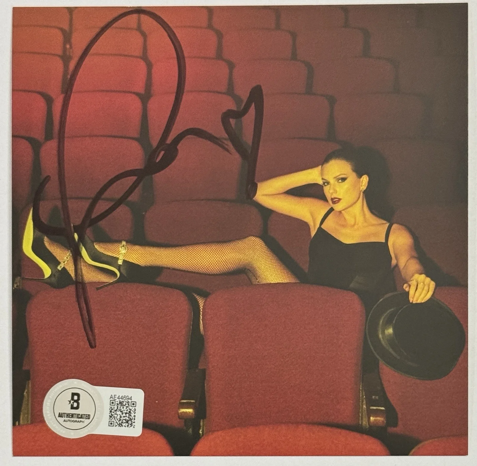 FRAMED SIGNED HEART TAYLOR SWIFT LIFE OF A SHOWGIRL RED PHOTO CD BAS BECKETT COA, изображение 2