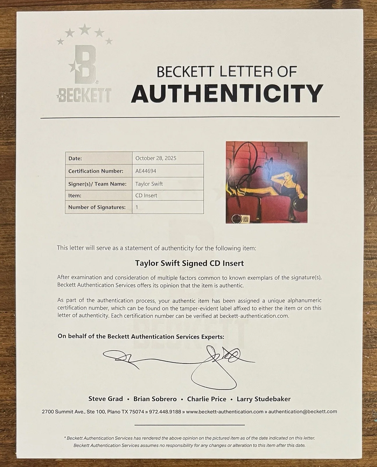 FRAMED SIGNED HEART TAYLOR SWIFT LIFE OF A SHOWGIRL RED PHOTO CD BAS BECKETT COA, изображение 3