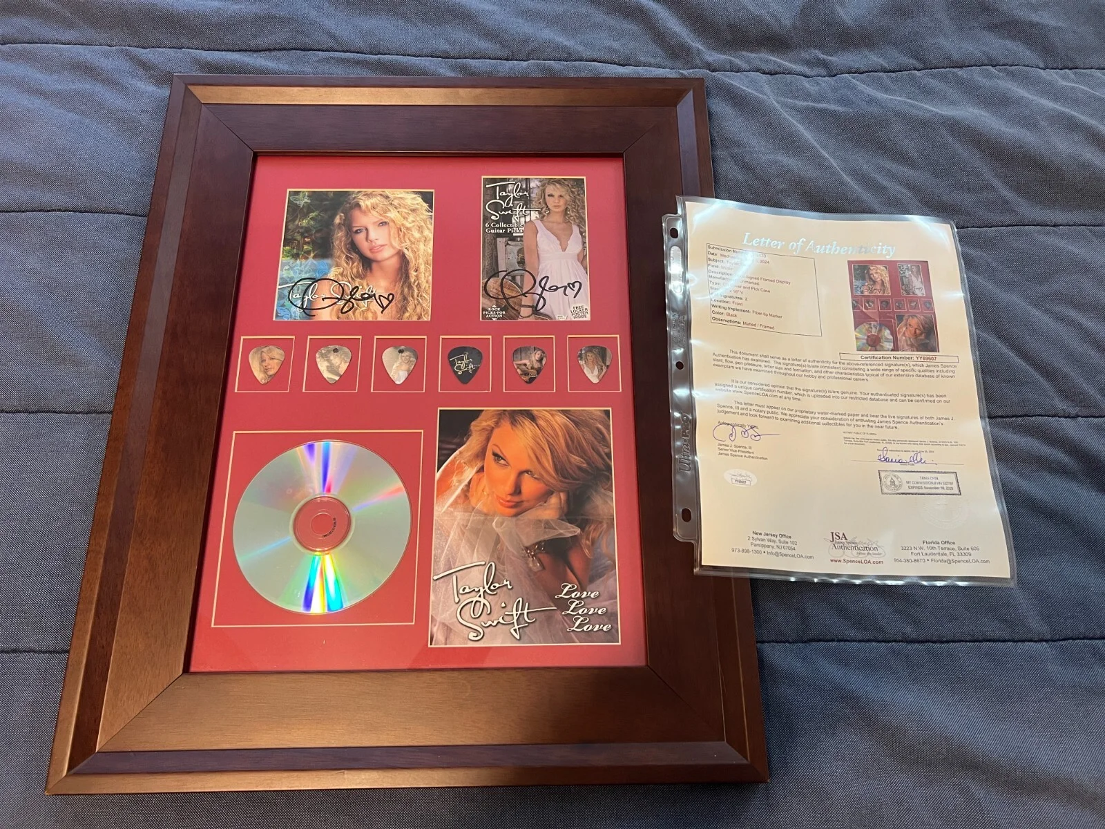 Taylor Swift Signed Debut CD Album & Guitar Picks 17x21" Framed Display JSA LOA, изображение 2