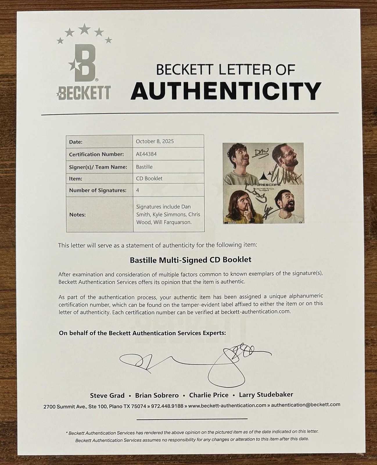 Framed Bastille FULL BAND SIGNED Give Me The Future Booklet & CD BAS Beckett COA, изображение 3