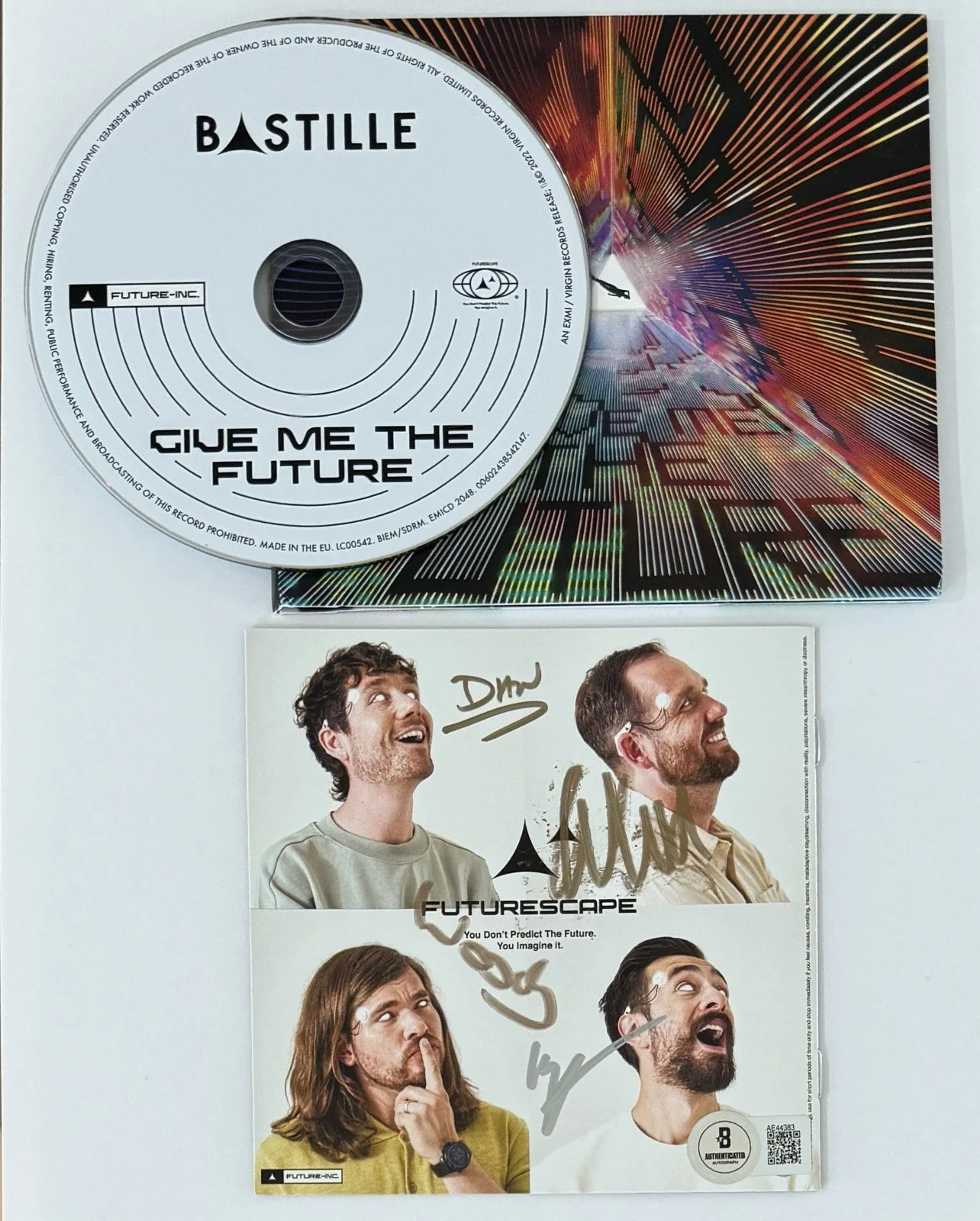 Bastille FULL BAND SIGNED Give Me The Future Booklet Book & CD BAS Beckett COA, изображение 2