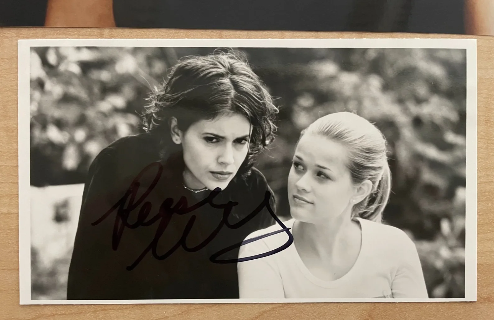 Reese Witherspoon — Reese Witherspoon Signed Autograph Signature 6.75x3.75 B&W Photograph, изображение 2