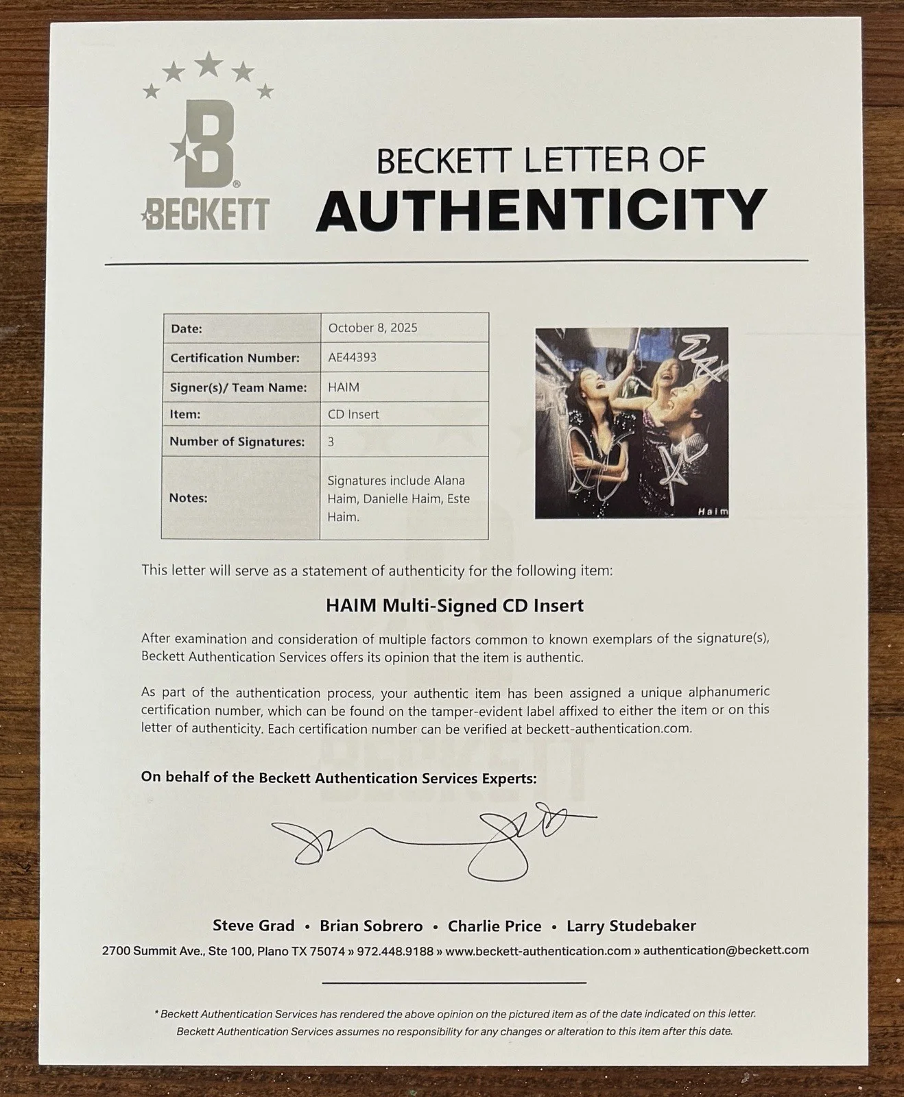 FRAMED HAIM ENTIRE BAND SIGNED I Quit Cover Photo Art Card & CD BAS Beckett COA, изображение 2