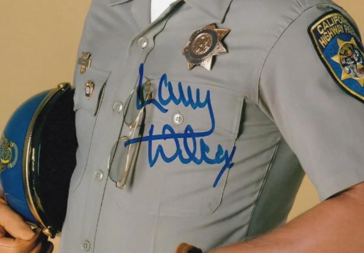 LARRY WILCOX — LARRY WILCOX (Jon Baker) Signed C.H.I.P.S 8x10 Photo (MAB Celebrity Services), image 2