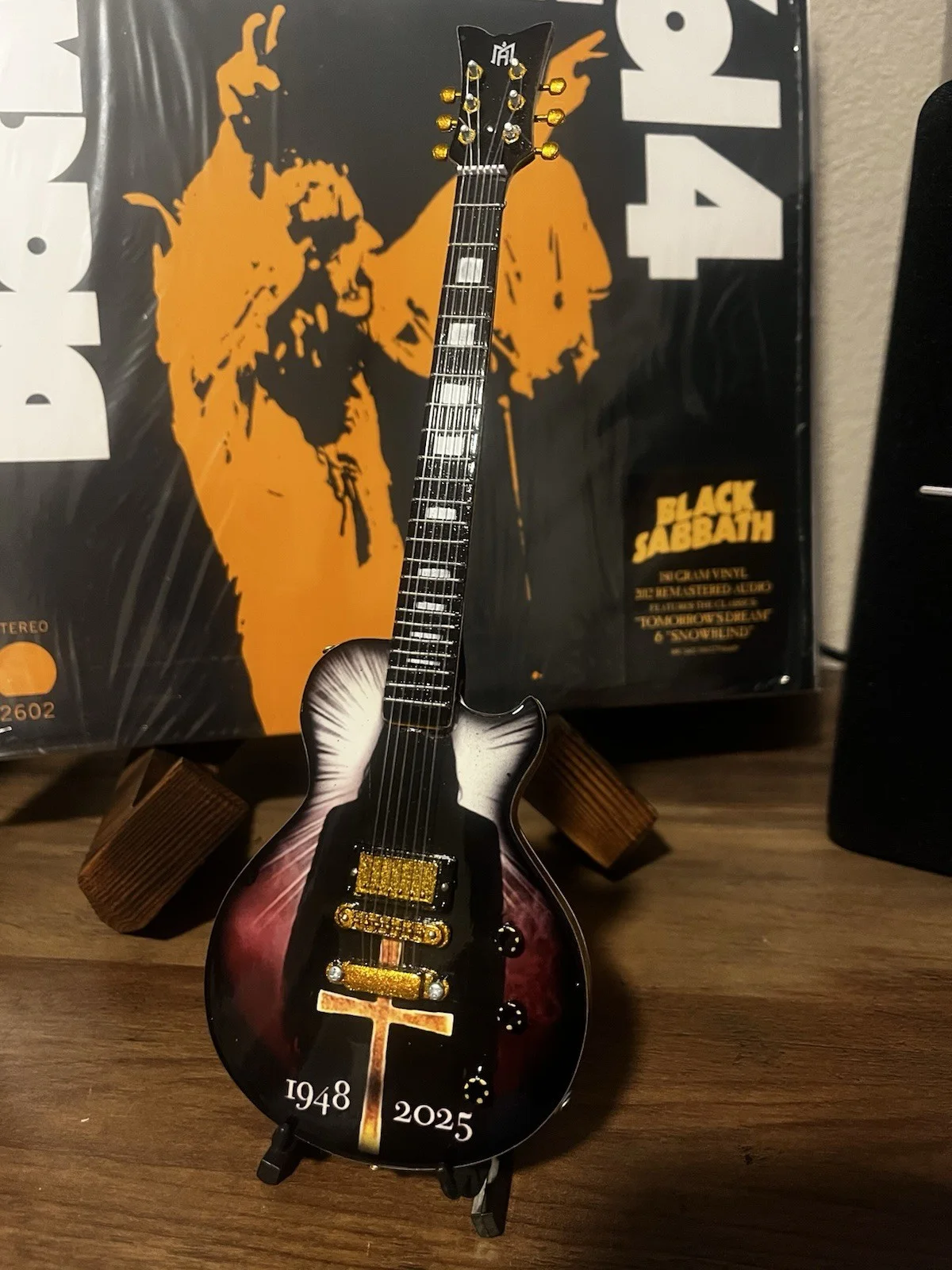 Ozzy The Prince of Darkness Limited Edition Tribute 10” Mini Axe Display Guitar, изображение 2