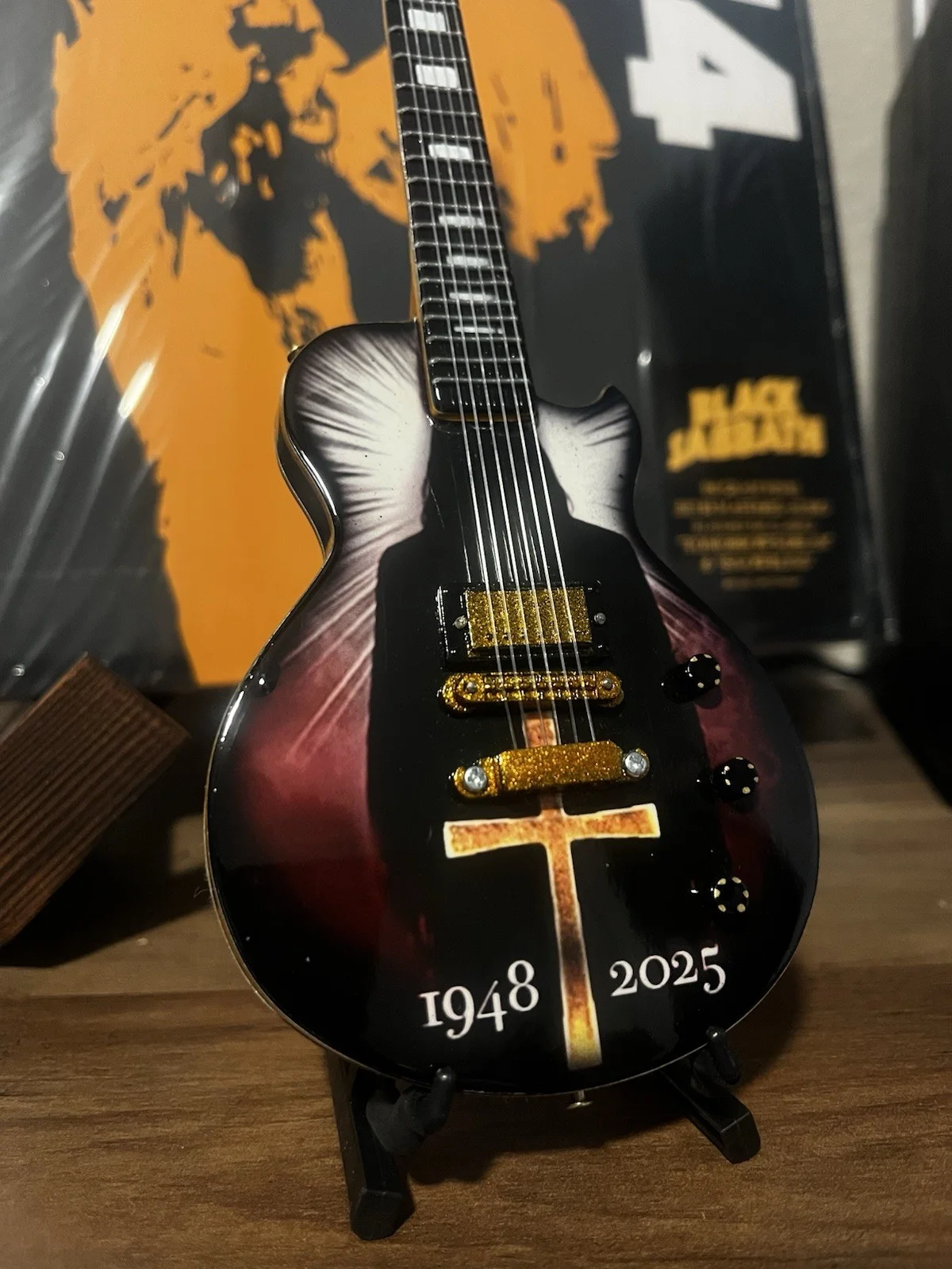 Ozzy The Prince of Darkness Limited Edition Tribute 10” Mini Axe Display Guitar, изображение 3