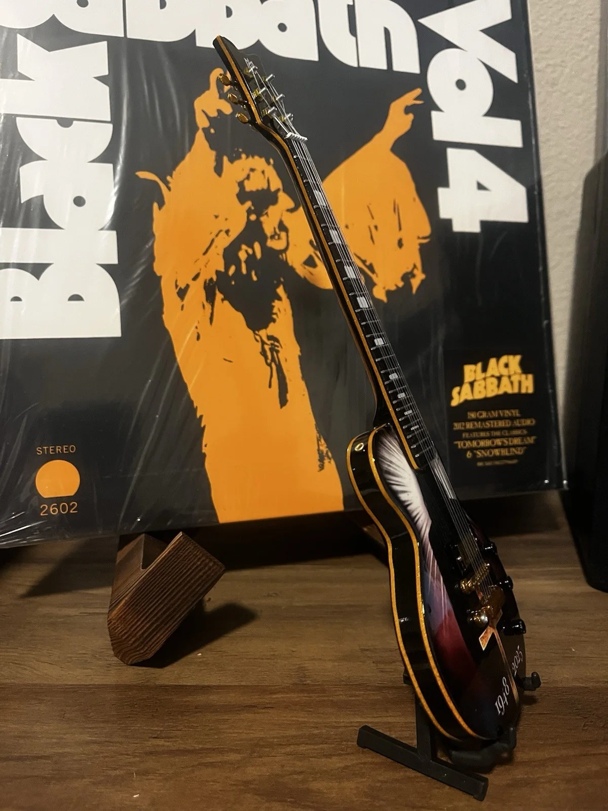 Ozzy The Prince of Darkness Limited Edition Tribute 10” Mini Axe Display Guitar, изображение 4