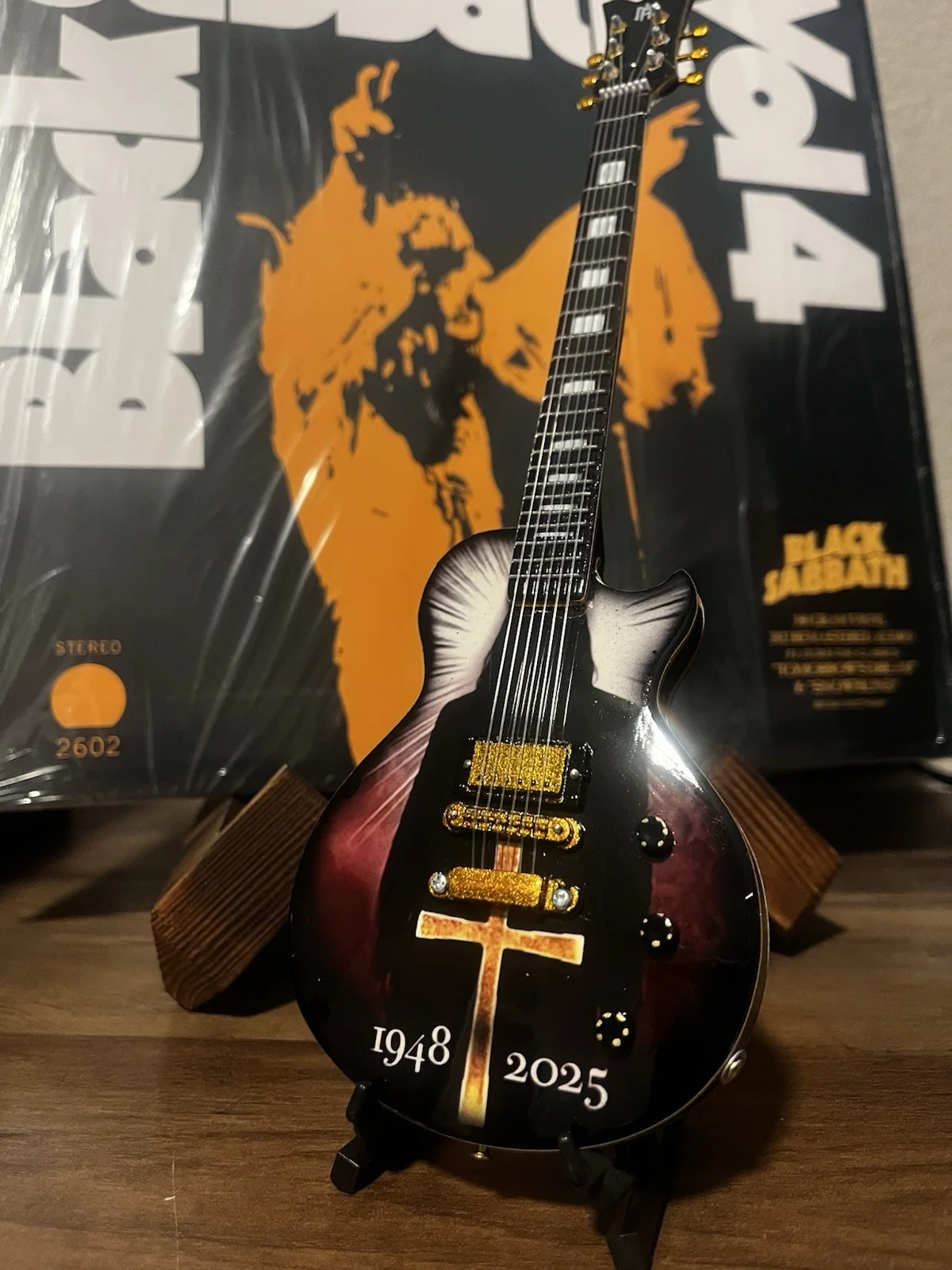 Ozzy The Prince of Darkness Limited Edition Tribute 10” Mini Axe Display Guitar, изображение 5