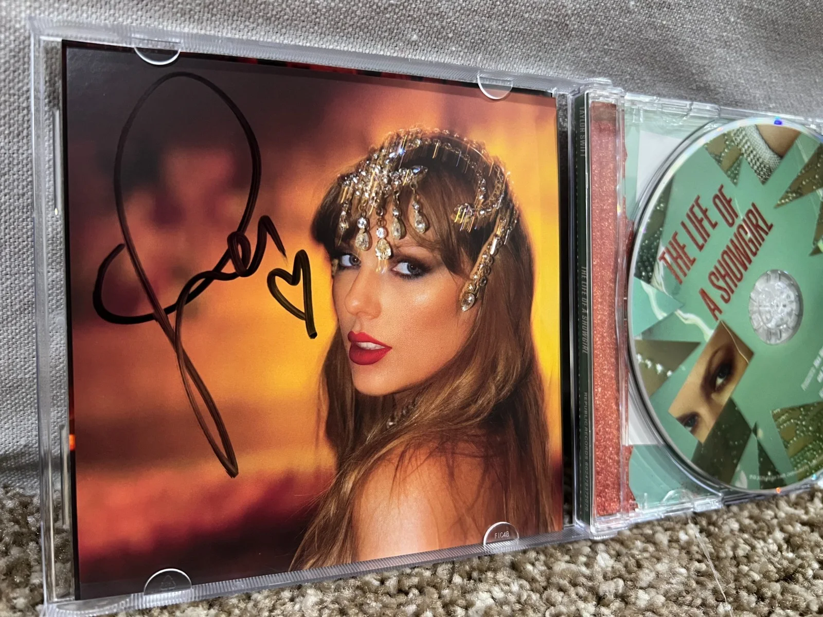 SIGNED Taylor Swift "The Life Of A Showgirl" CD Photo # 1, изображение 3