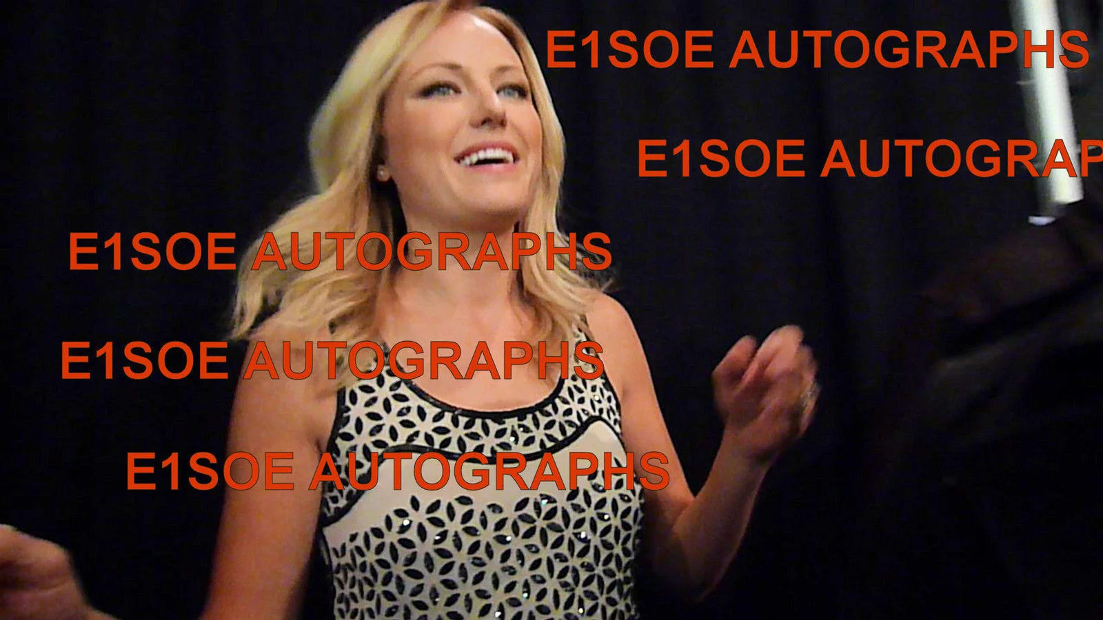 Malin Akerman — Malin Akerman signed 8x10 photo - In Person Exact Proof - Watchmen, Billions, изображение 2