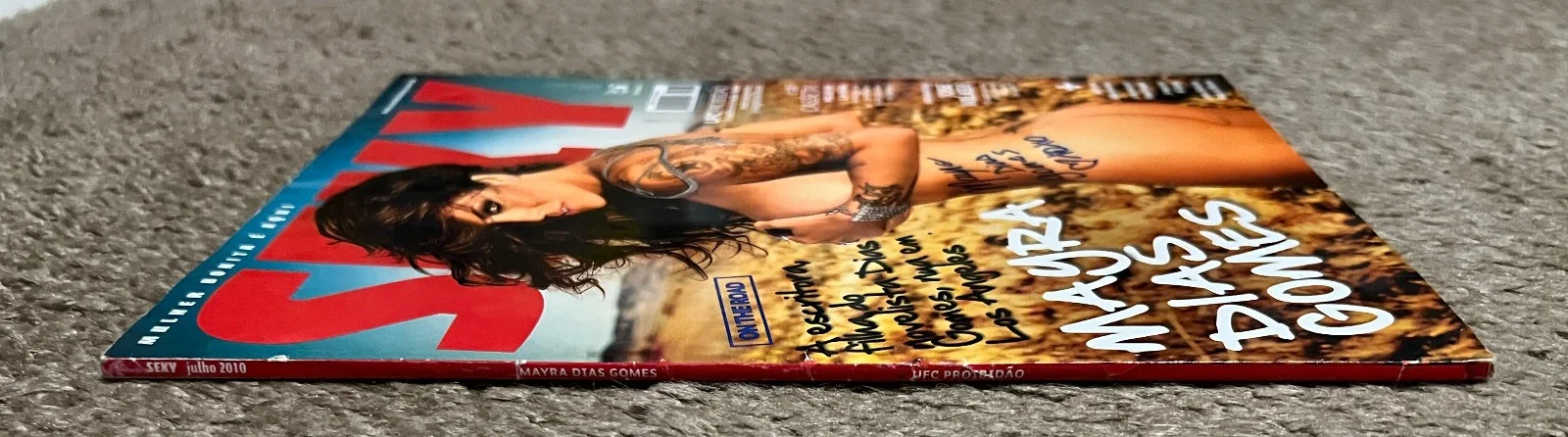 Mayra Dias Gomes aka May Valentine — MAYRA DIAS GOMES Signed Auto SEXY Magazine July 2010 MAY VALENTINE NWA PROOF, изображение 3