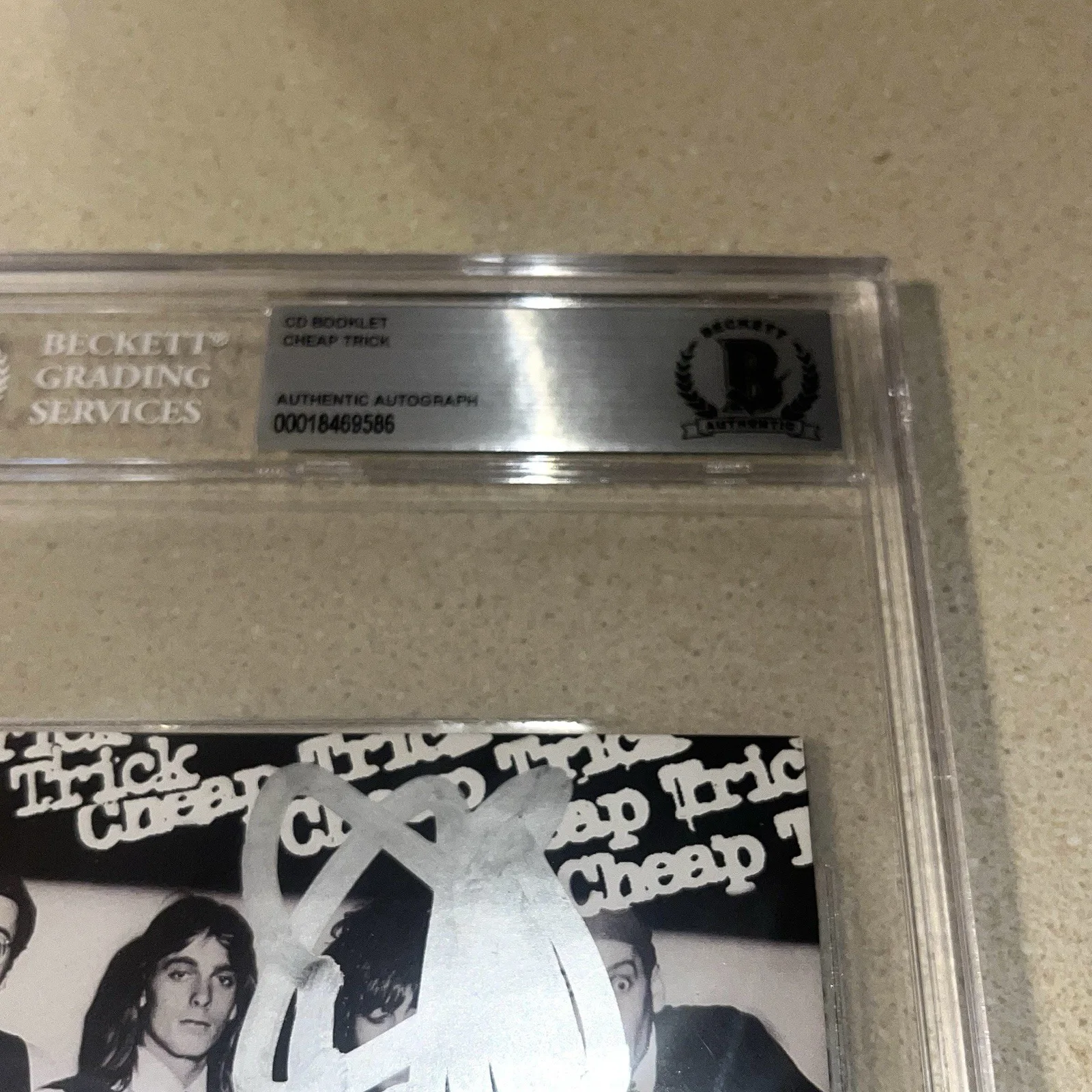 CHEAP TRICK BAND GROUP signed autographed SELF TITLED ALBUM CD BOOK BAS SLABBED, изображение 2