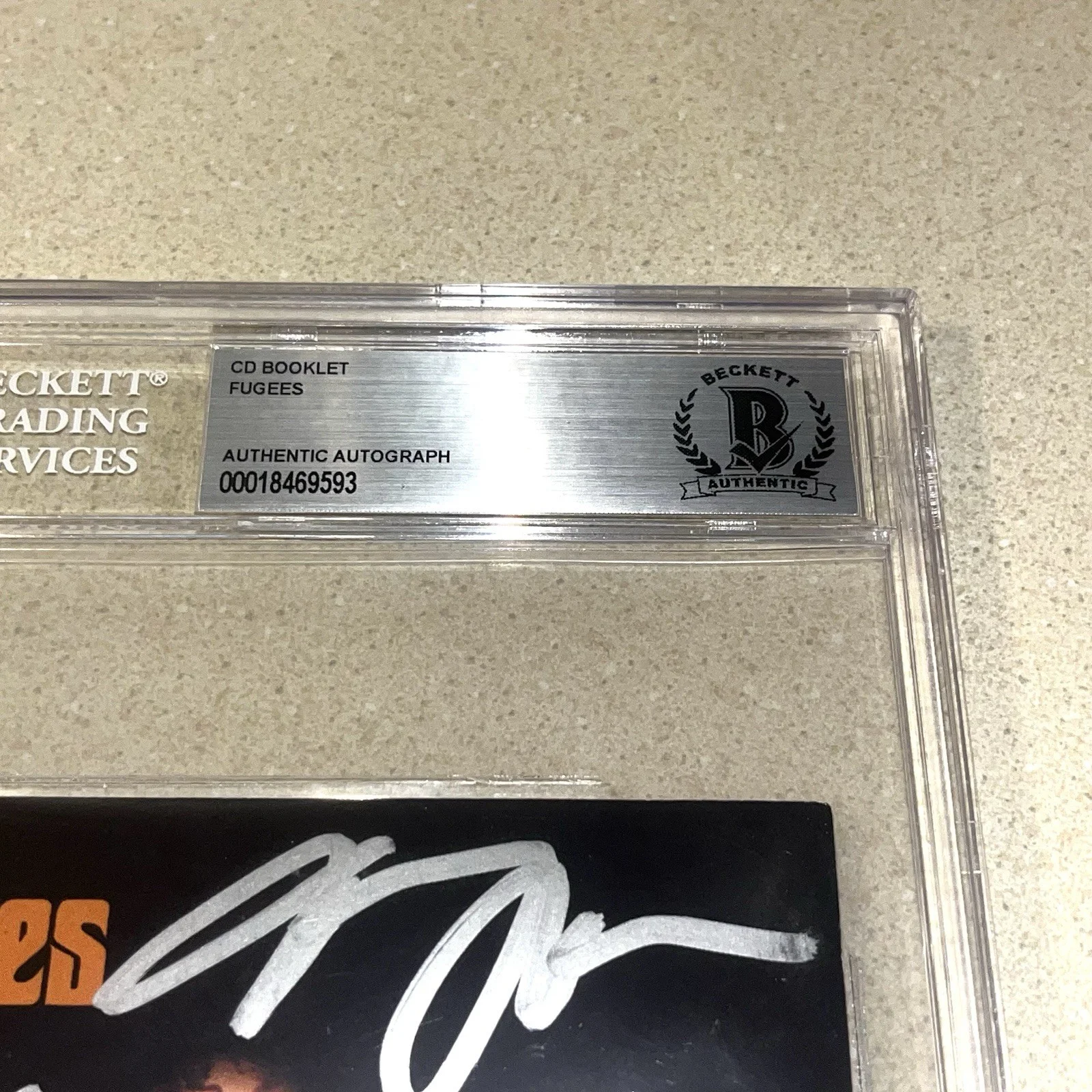 FUGEES GROUP signed autographed THE SCORE CD BOOK LAURYN HILL BECKETT SLABBED, image 2