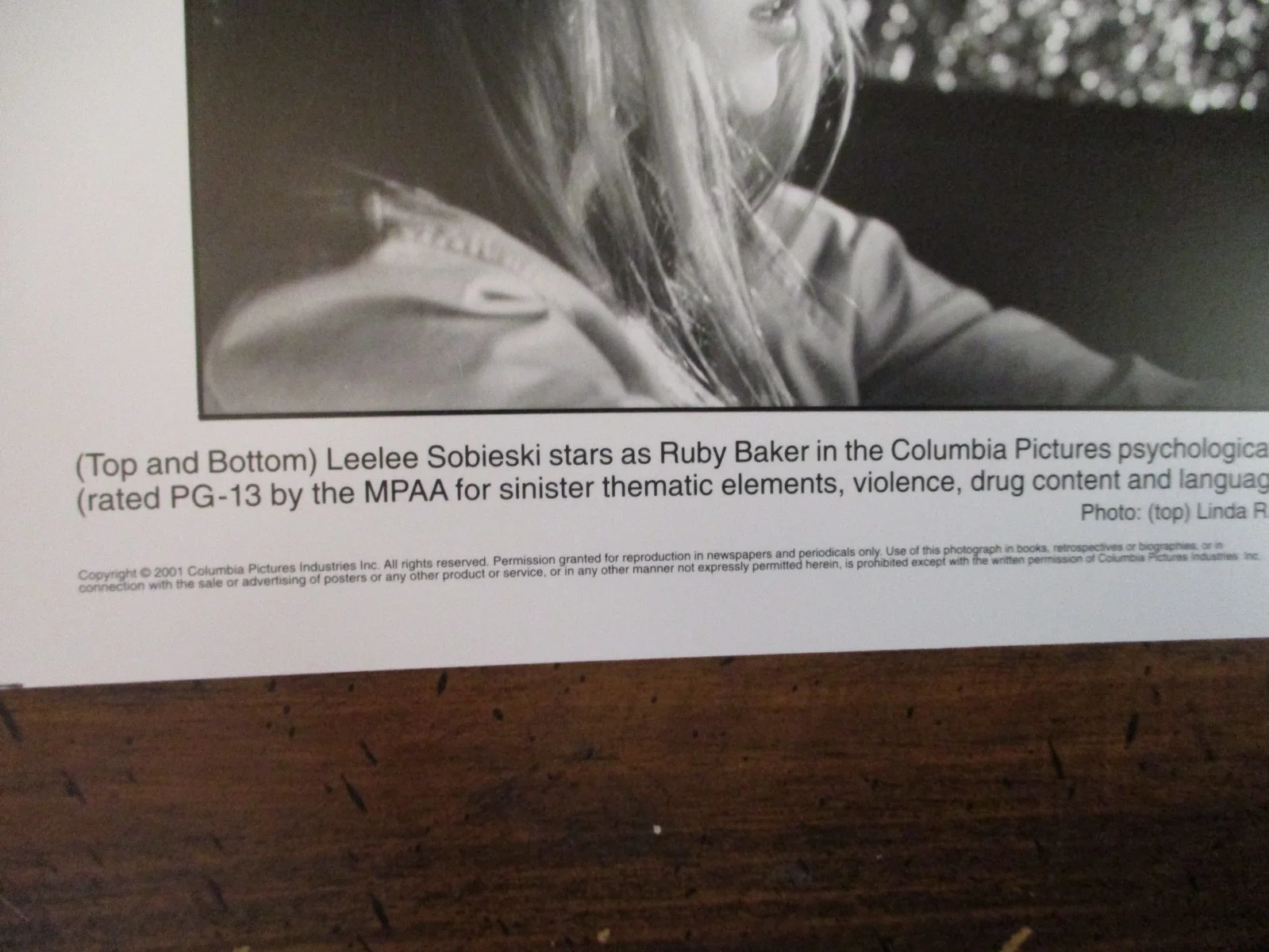 Leelee Sobieski(THE GLASS HOUSE)2001 8 x 10 Glossy Black and White Press Photo, изображение 3