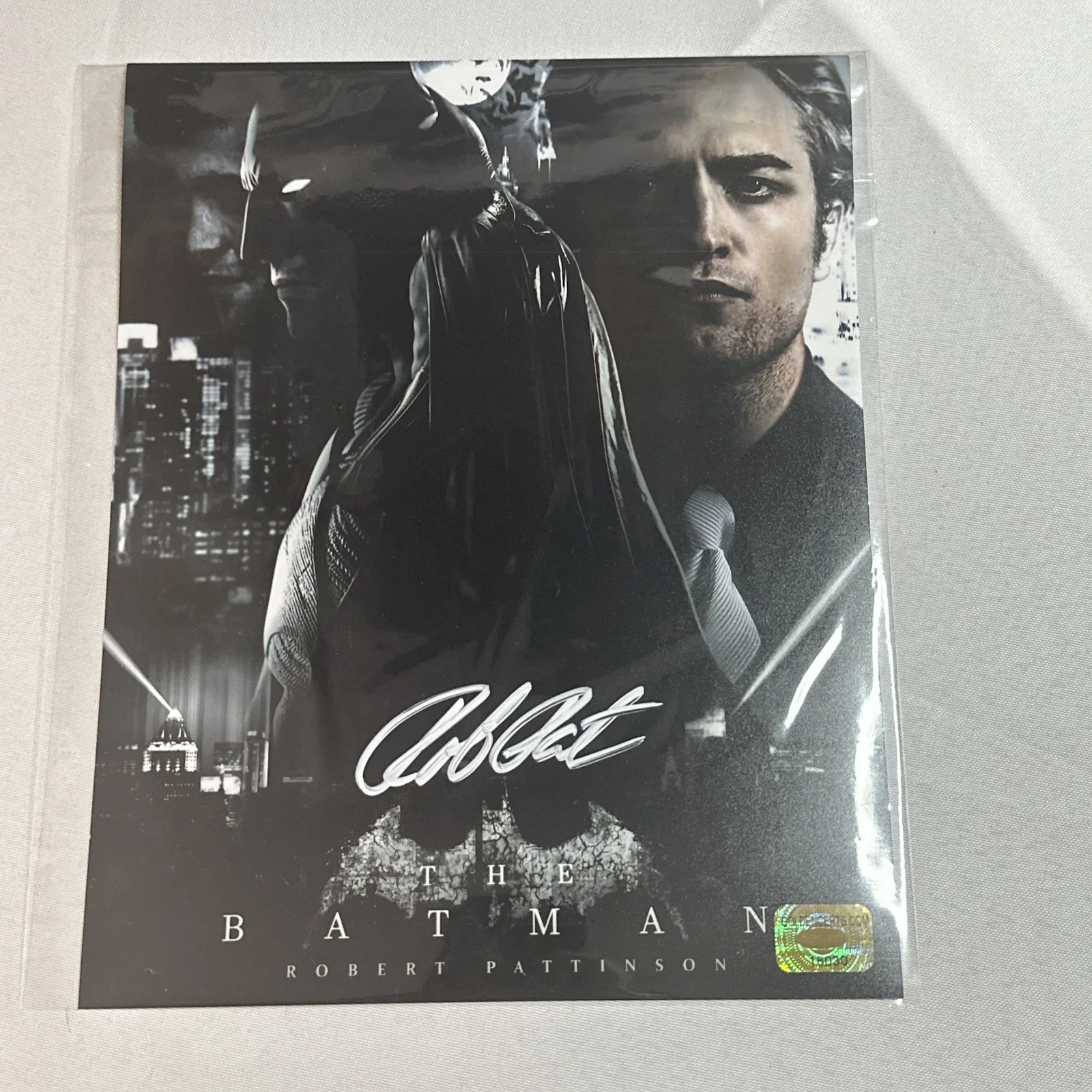 Robert Pattinson — Robert Pattinson - Signed Auto - 8x10 Photo - With COA - “The Batman”, изображение 2