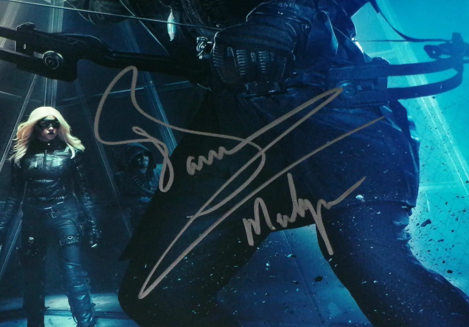 John Barrowman — Arrow John Barrowman Signed 11X14 Photo JSA CERT With Inscription Merlyn, image 2