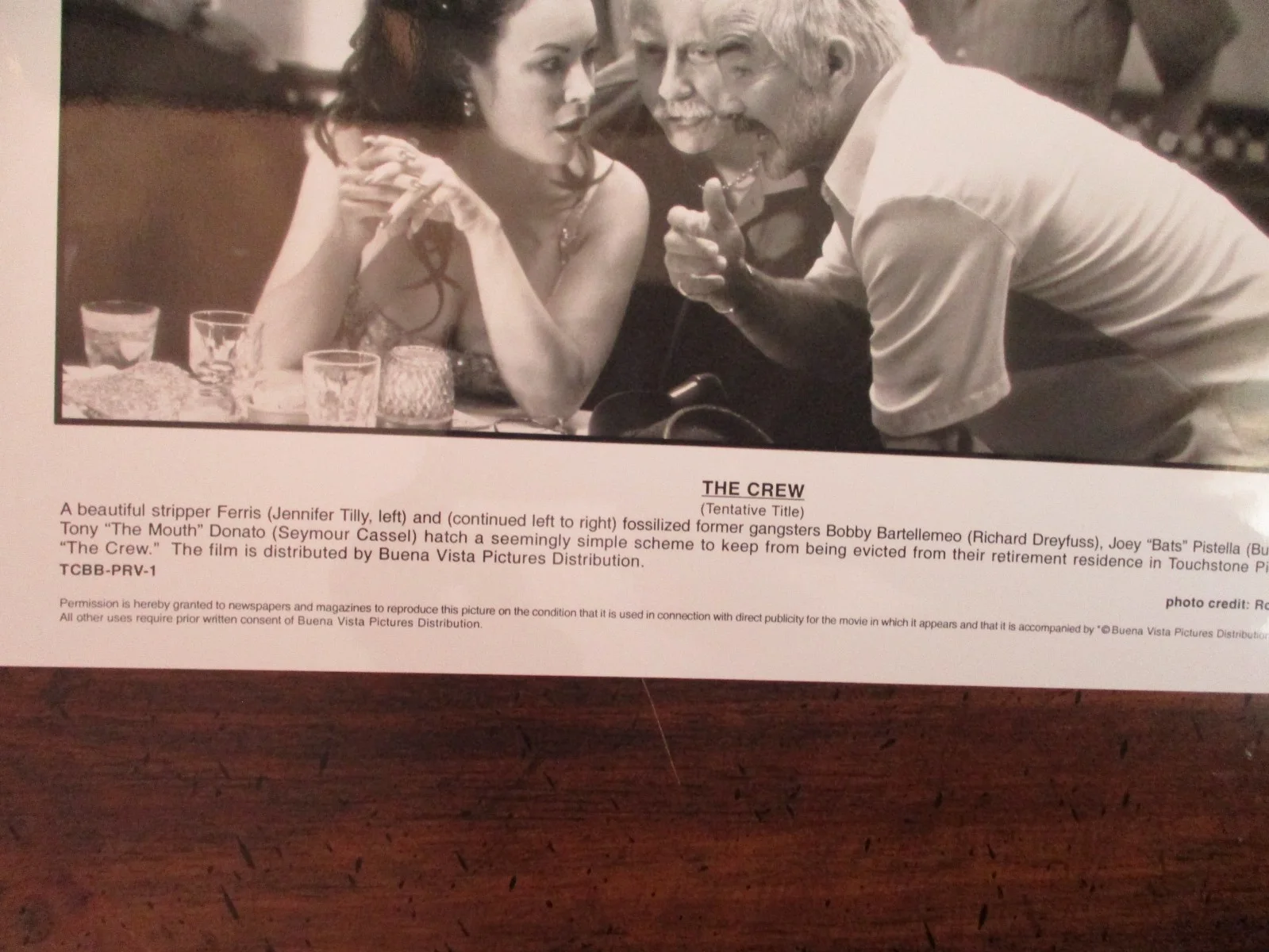 Jennifer Tilly/Burt Reynolds/Seymour Cassel(THE CREW)2000 10x8 Black/White Photo, изображение 2