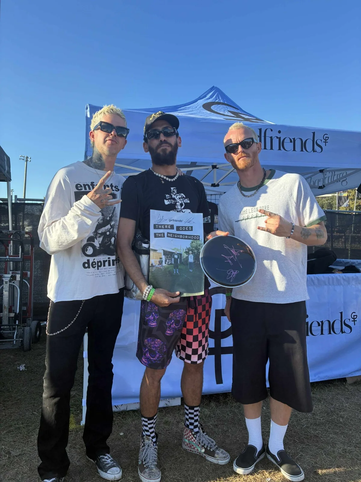 GIRLFRIENDS SIGNED VINYL DRUM HEAD TRAVIS MILLS NICK GROSS OVER MY DEAD BODY COA, изображение 2