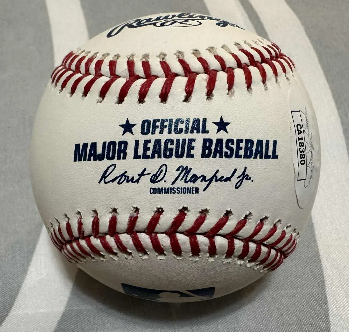 PRISCILLA PRESLEY — PRISCILLA PRESLEY autographed OML signed baseball! The Naked Gun JSA/COA (ELVIS), изображение 2