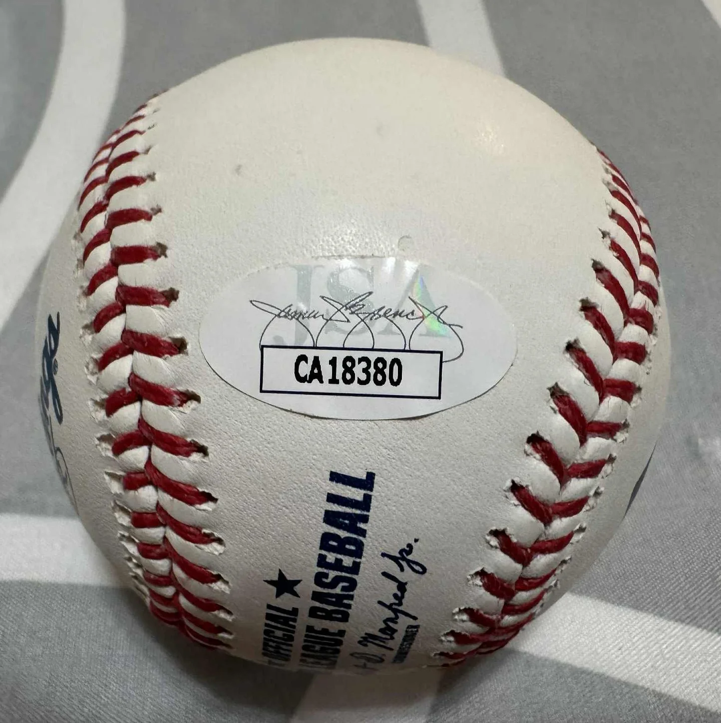 PRISCILLA PRESLEY — PRISCILLA PRESLEY autographed OML signed baseball! The Naked Gun JSA/COA (ELVIS), изображение 3