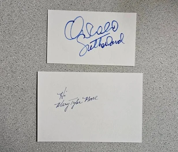 MARY TYLER MOORE AND DONALD SUTHERLAND — DONALD SUTHERLAND SIGNED & MARY TYLER MOORE SIGNED INDEX CARD AUTOGRAPH