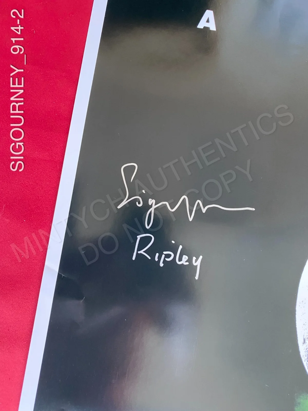 Sigourney Weaver — Sigourney Weaver autographed signed 24x36 poster Alien Ripley Beckett COA, изображение 2