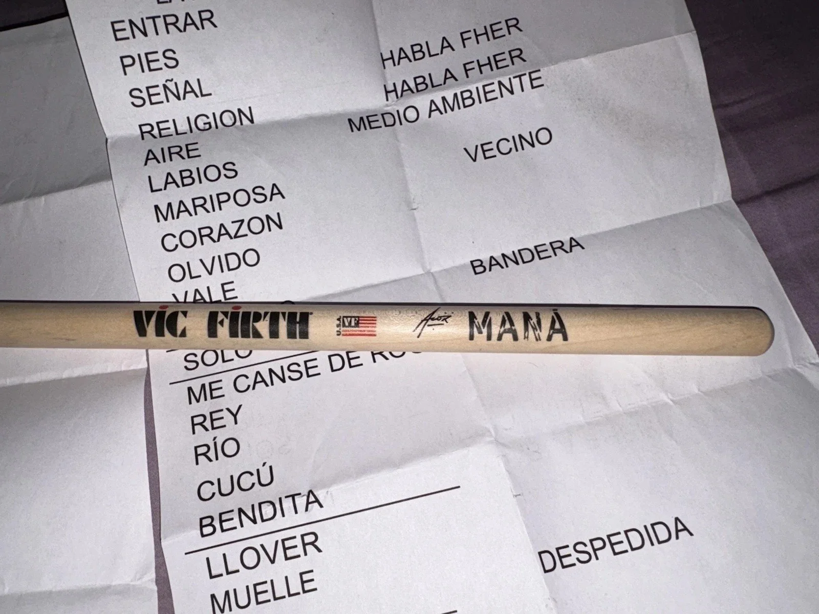 MANÁ Event Used VIVIR SIN AIRE TOUR Alex Gonzalez VIC FIRTH Drum Stick + Setlist, изображение 2