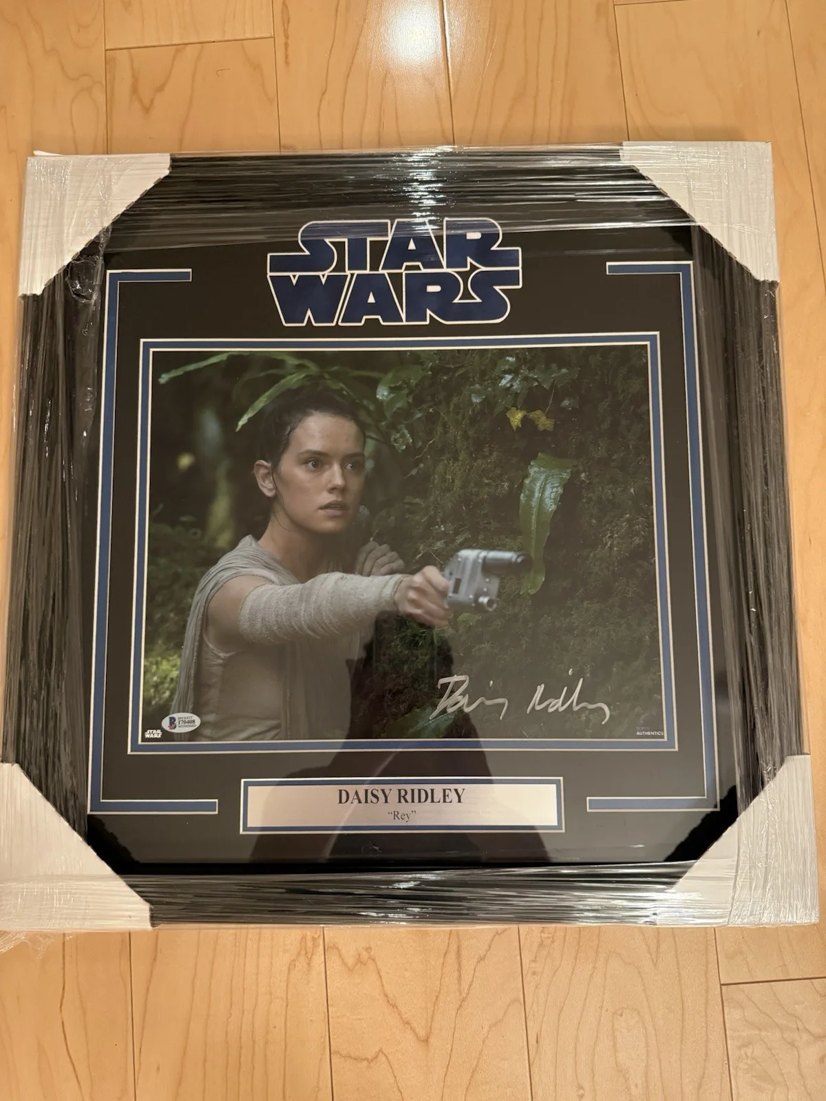 Daisy Ridley — Daisy Ridley Signed Star Wars 11x14 Photo FRAMED Rey Beckett BAS Witnessed