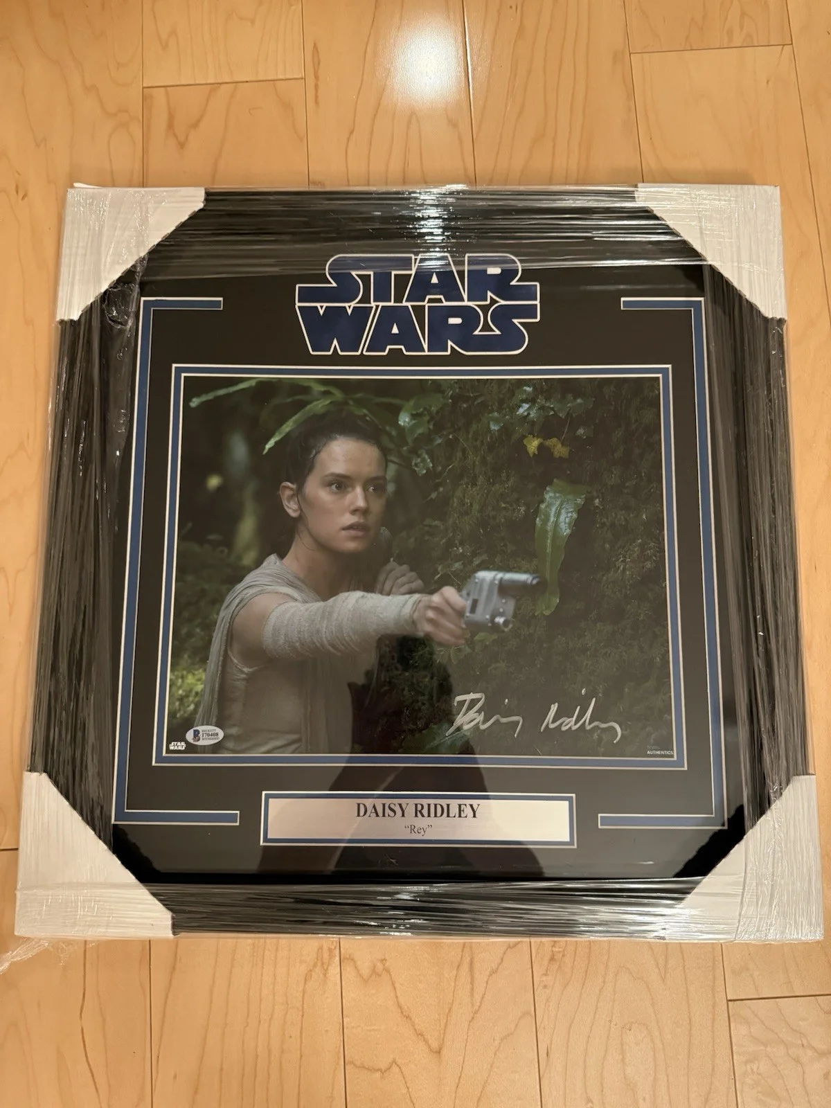 Daisy Ridley — Daisy Ridley Signed Star Wars 11x14 Photo FRAMED Rey Beckett BAS Witnessed, image 2