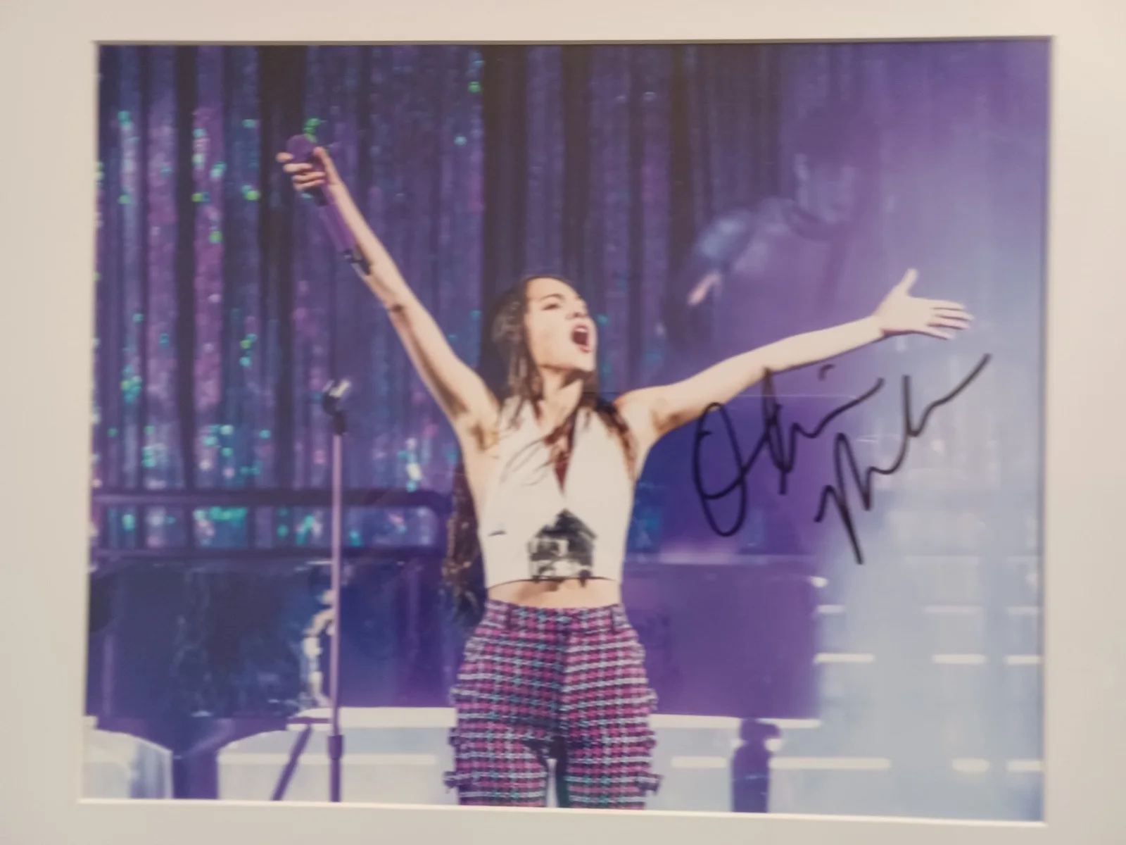 Original handsigned framed Olivia Rodrigo 8x10 color photo w/COA, изображение 2