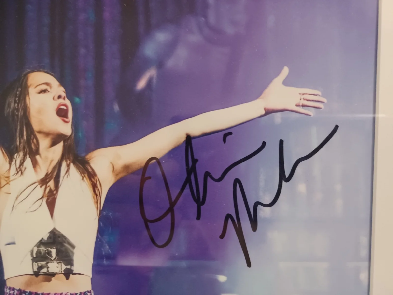 Original handsigned framed Olivia Rodrigo 8x10 color photo w/COA, изображение 3