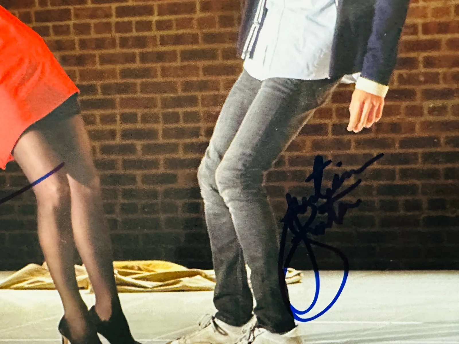 Isabelle Hippert, Justice Smith — Isabelle Huppert & Justice Smith signed 8x10 photo. Proof. Now You See Me, изображение 3