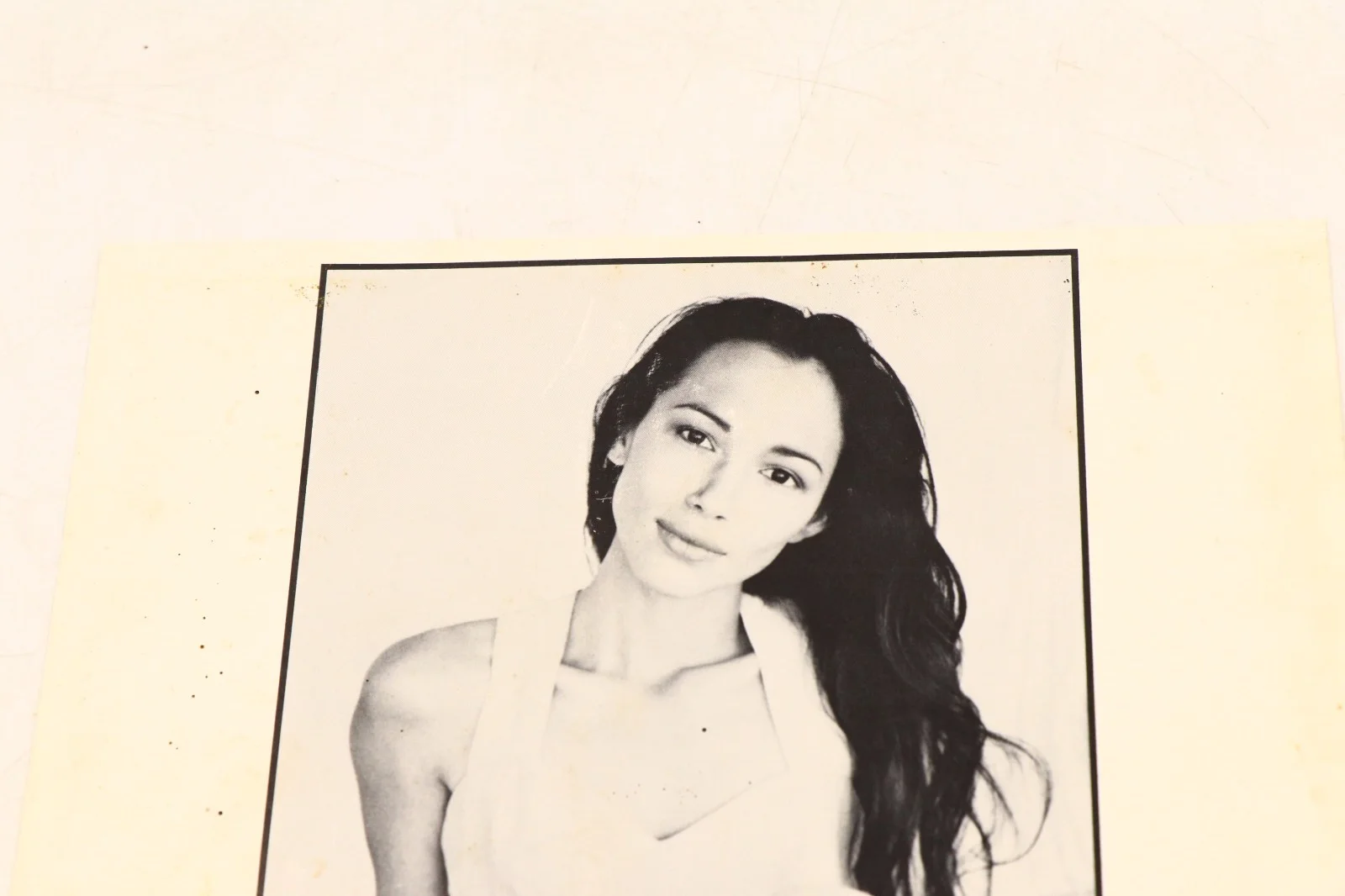 Irene Bedard Signed Autographed Headshot Photo Pocahontas 8x10 B&W Live Ink, изображение 2