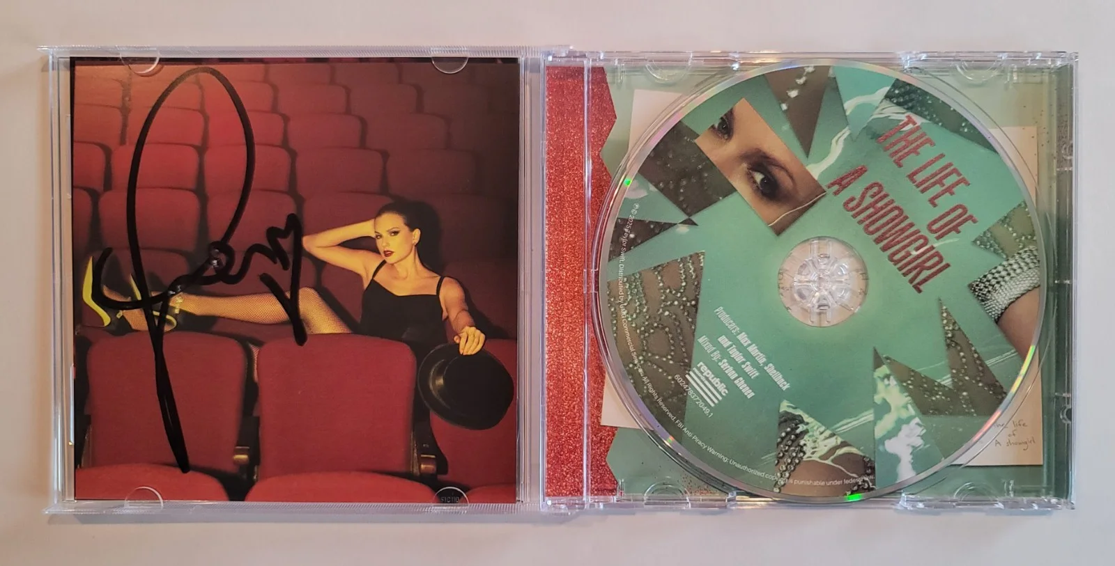 Loopy Heart Taylor Swift The Life Of A Showgirl Signed CD #4 Long Signature Rare, изображение 2