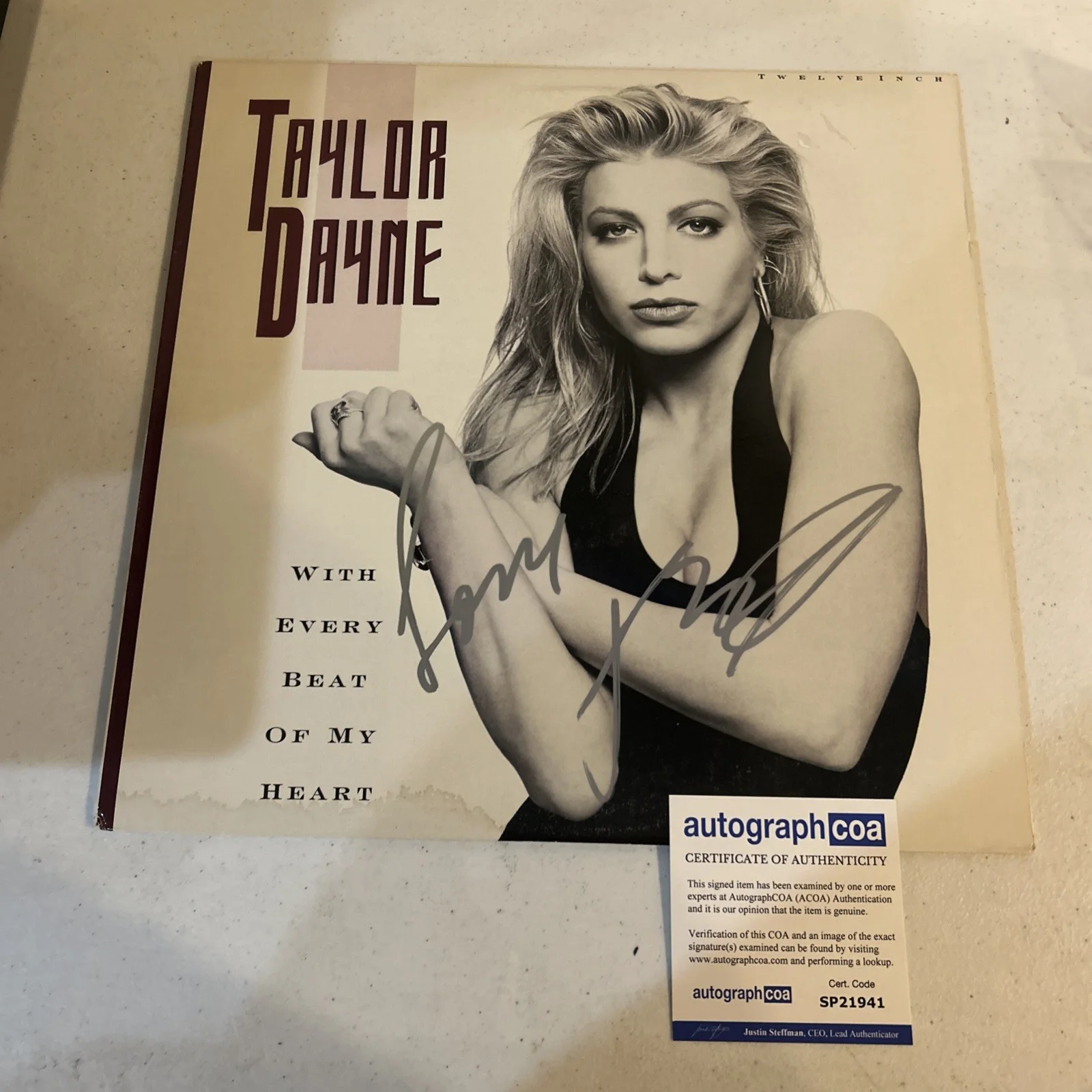 TAYLOR DAYNE SIGNED AUTOGRAPH VINYL ALBUM ACOA WITH EVERY BEAT OF MY HEART LP, изображение 2