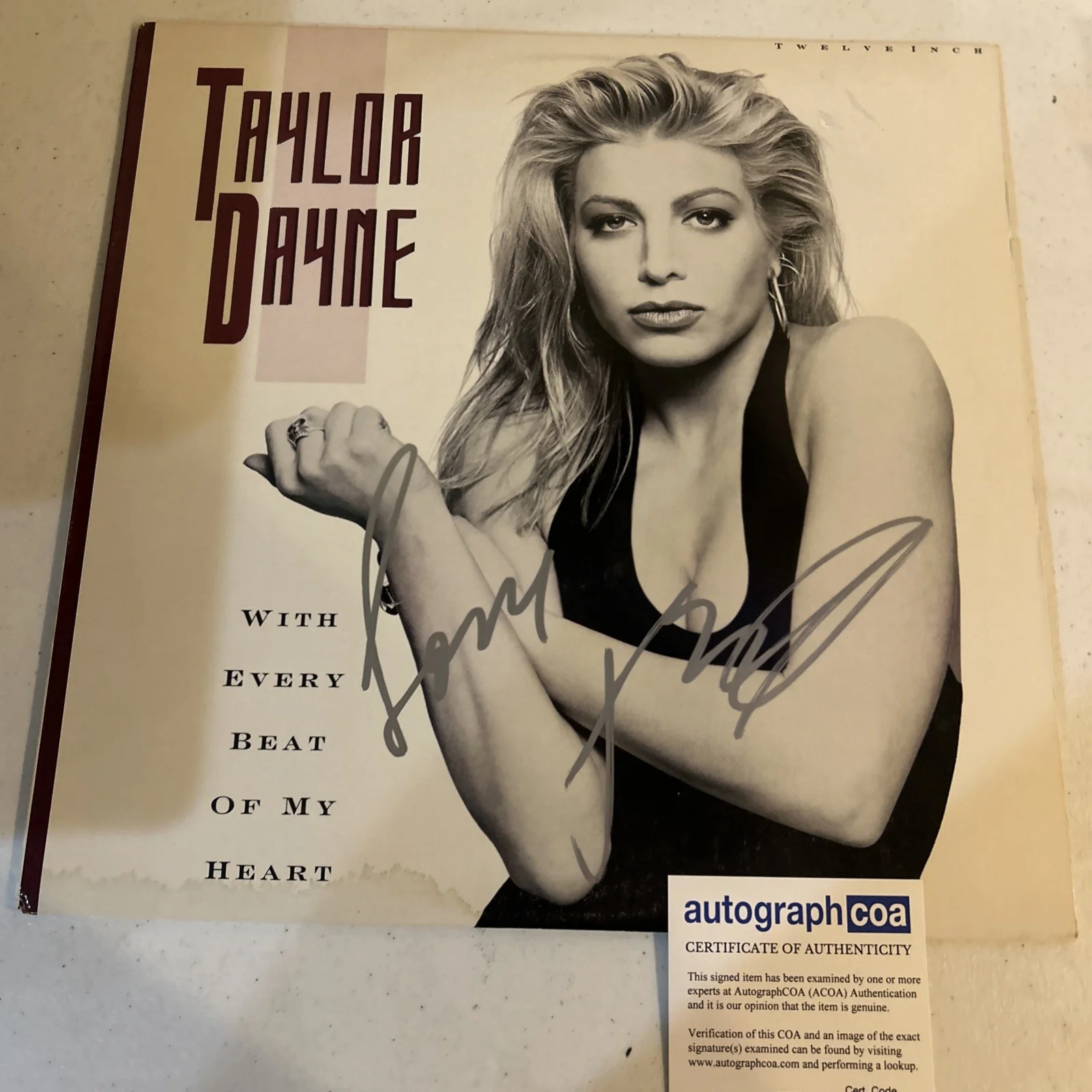 TAYLOR DAYNE SIGNED AUTOGRAPH VINYL ALBUM ACOA WITH EVERY BEAT OF MY HEART LP, изображение 3