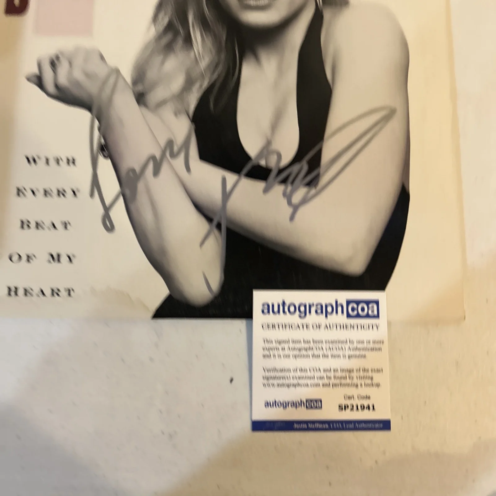 TAYLOR DAYNE SIGNED AUTOGRAPH VINYL ALBUM ACOA WITH EVERY BEAT OF MY HEART LP, изображение 5