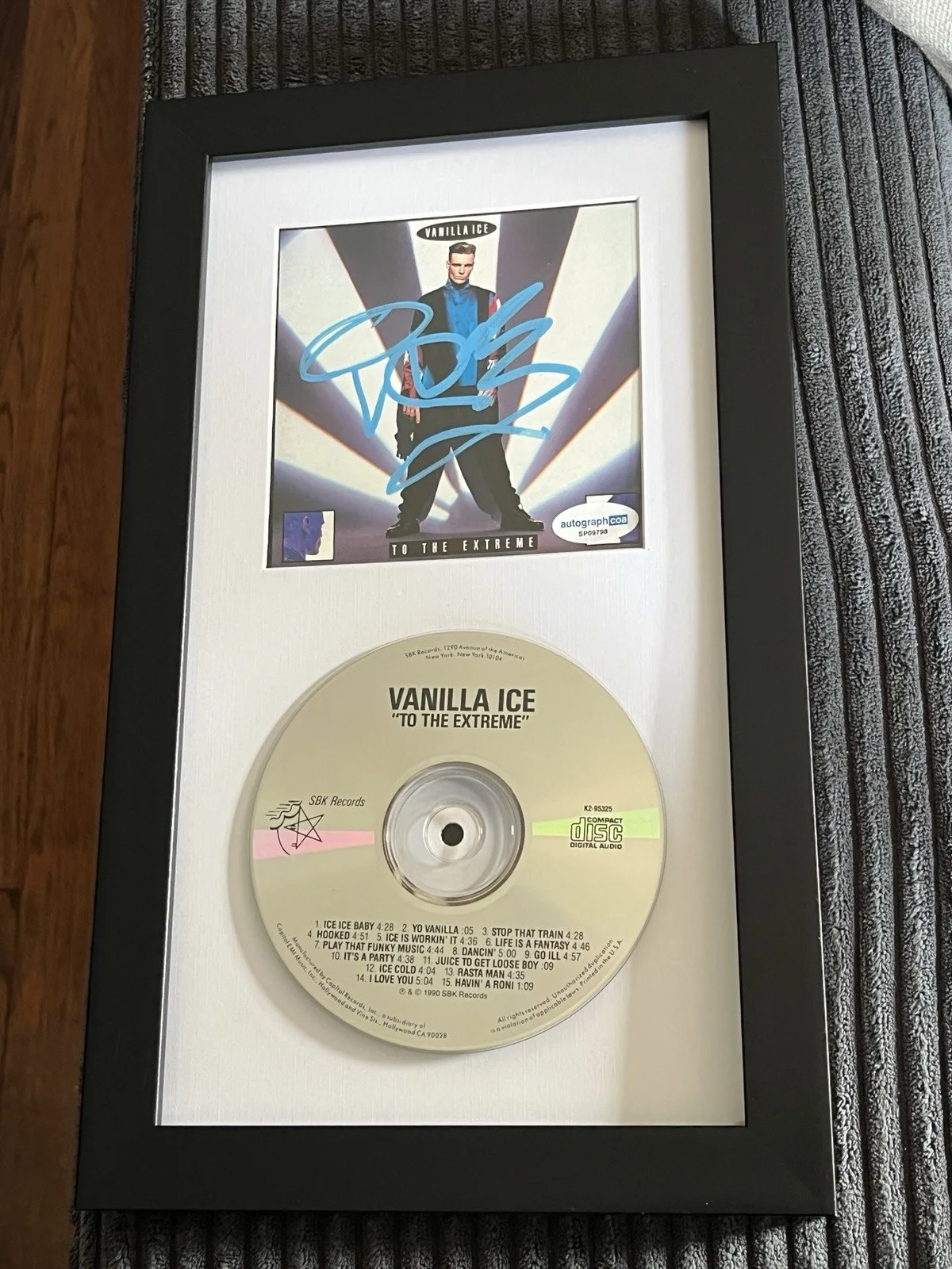 VANILLA ICE FRAMED DISPLAY Autographed Signed To the Extreme CD & BOOKLET ACOA, image 4