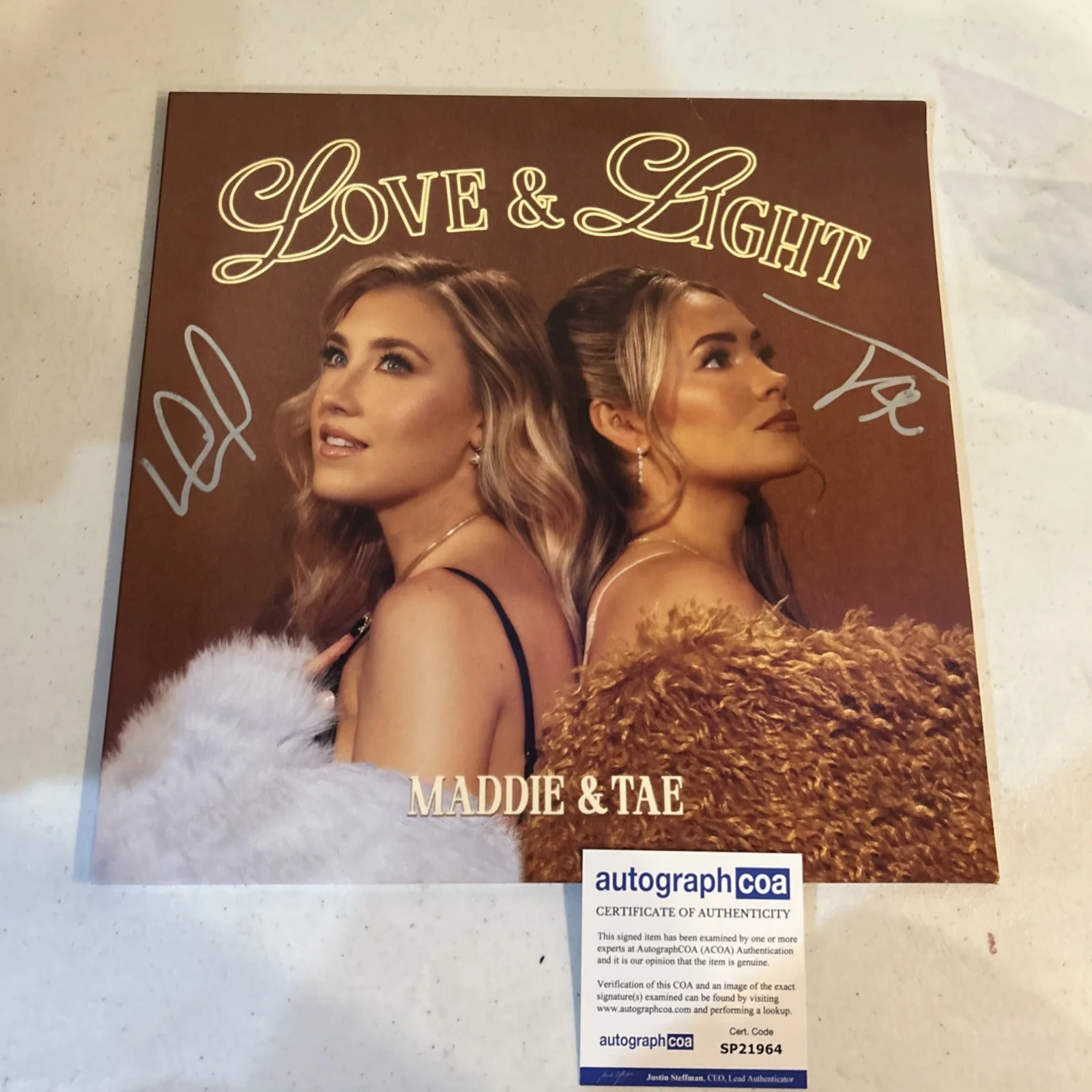 MADDIE & TAE SIGNED AUTOGRAPH VINYL ALBUM ACOA LOVE & LIGHT RECORD LP COUNTRY, изображение 2