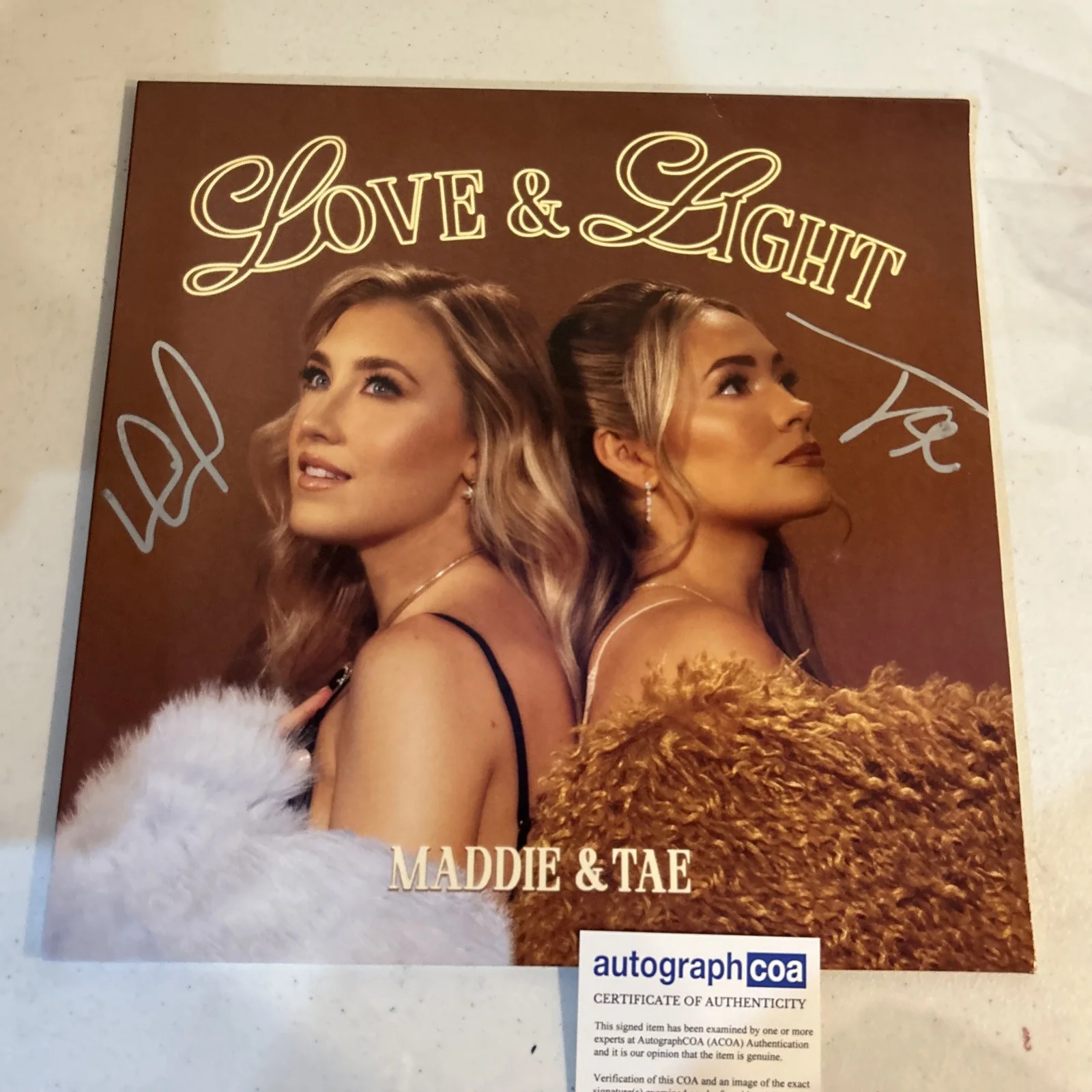 MADDIE & TAE SIGNED AUTOGRAPH VINYL ALBUM ACOA LOVE & LIGHT RECORD LP COUNTRY, изображение 3