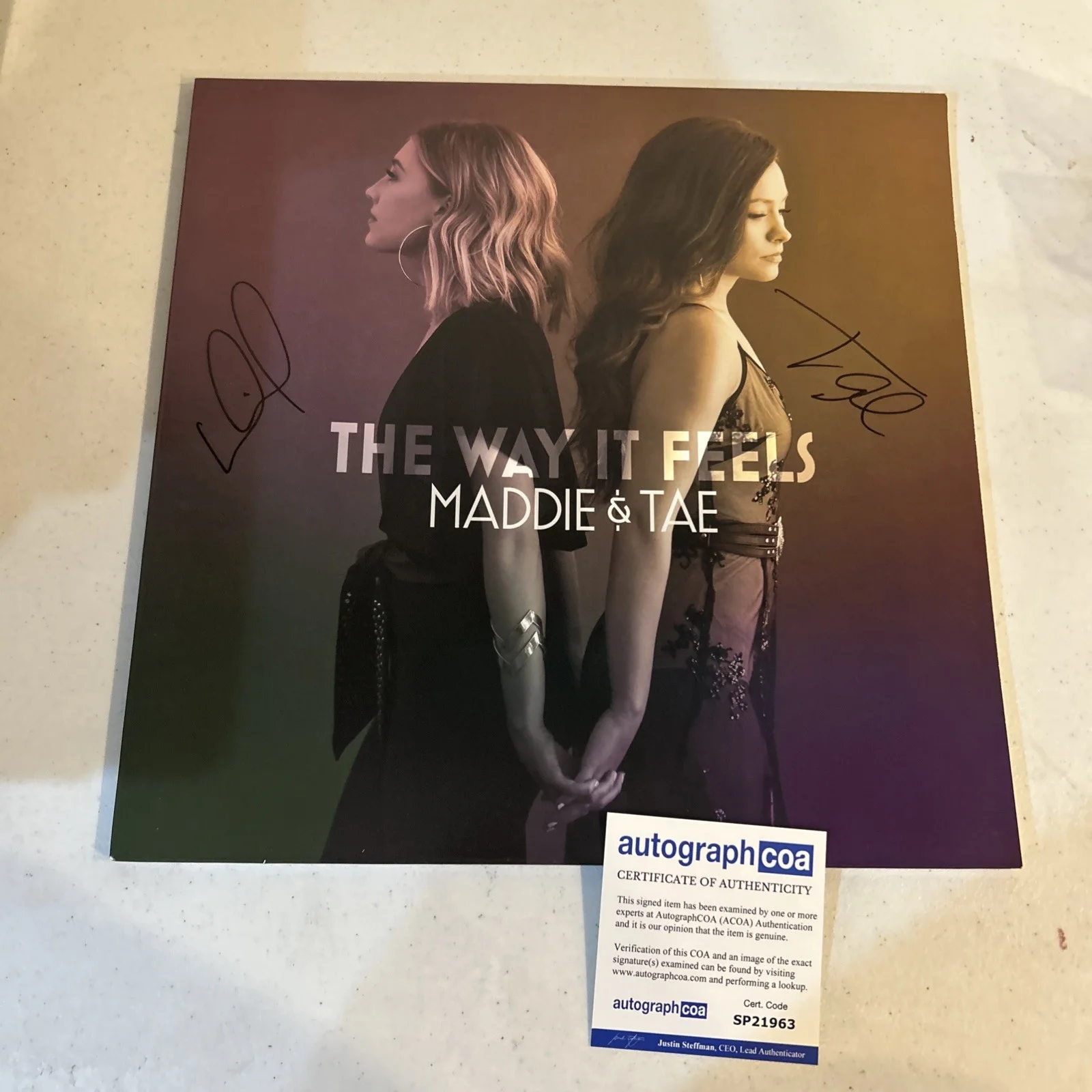 MADDIE & TAE SIGNED AUTOGRAPH VINYL ALBUM ACOA THE WAY IT FEELS RECORD LP, изображение 2