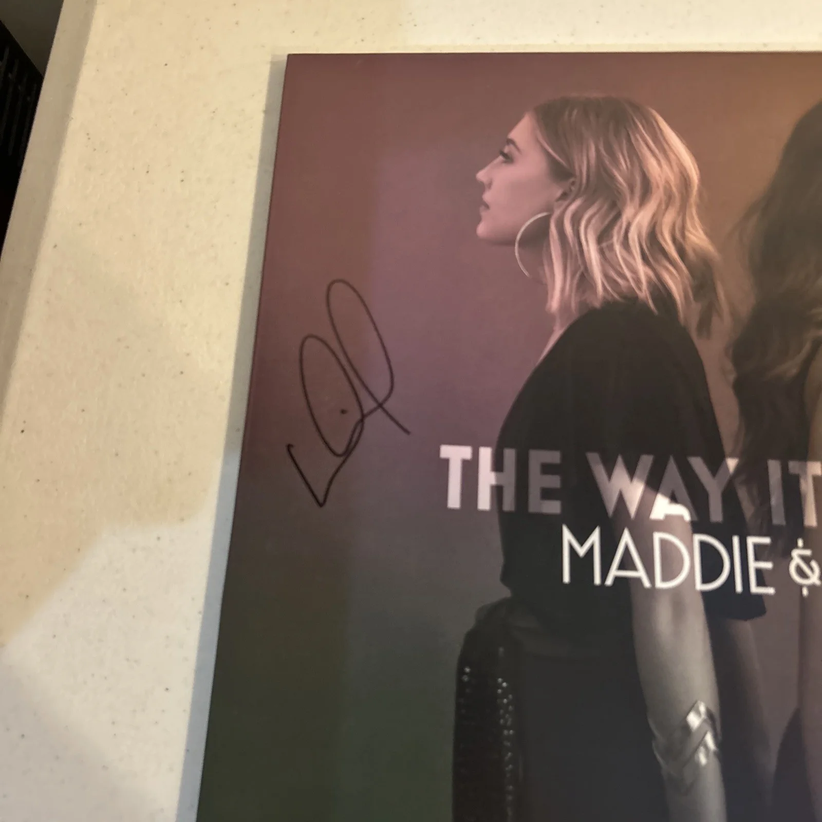 MADDIE & TAE SIGNED AUTOGRAPH VINYL ALBUM ACOA THE WAY IT FEELS RECORD LP, изображение 3