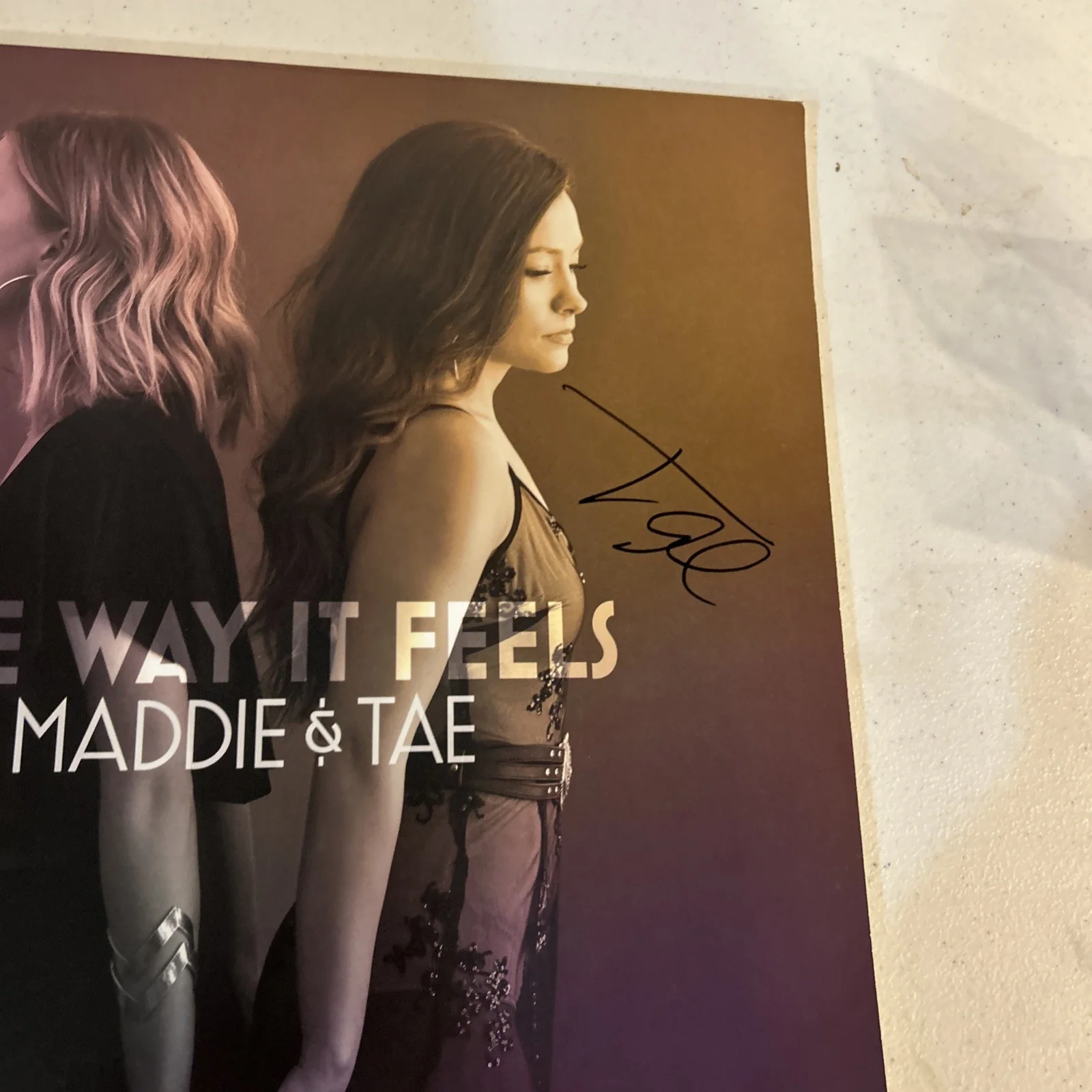 MADDIE & TAE SIGNED AUTOGRAPH VINYL ALBUM ACOA THE WAY IT FEELS RECORD LP, изображение 4