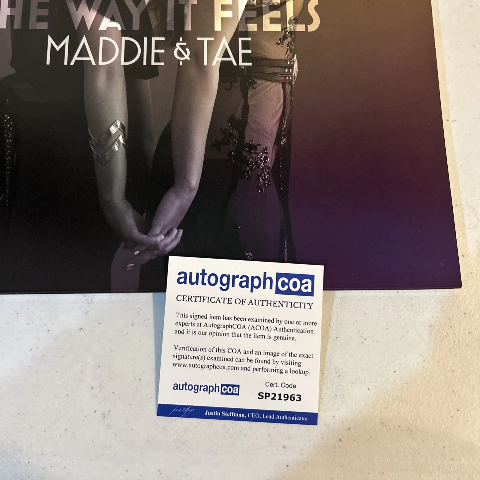 MADDIE & TAE SIGNED AUTOGRAPH VINYL ALBUM ACOA THE WAY IT FEELS RECORD LP, изображение 5