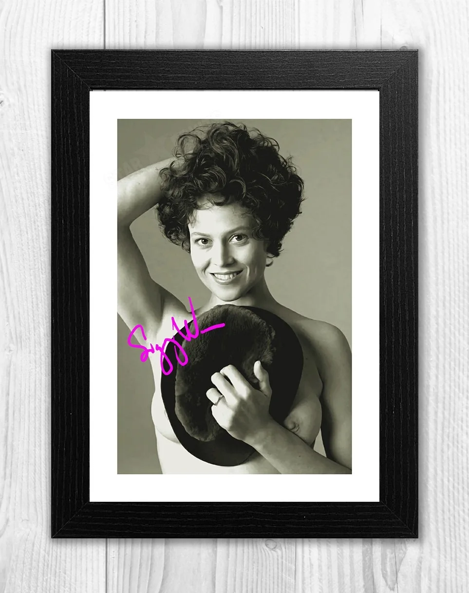 Sigourney Weaver showing nipple A4repro signed mounted poster Choice of frame., изображение 2