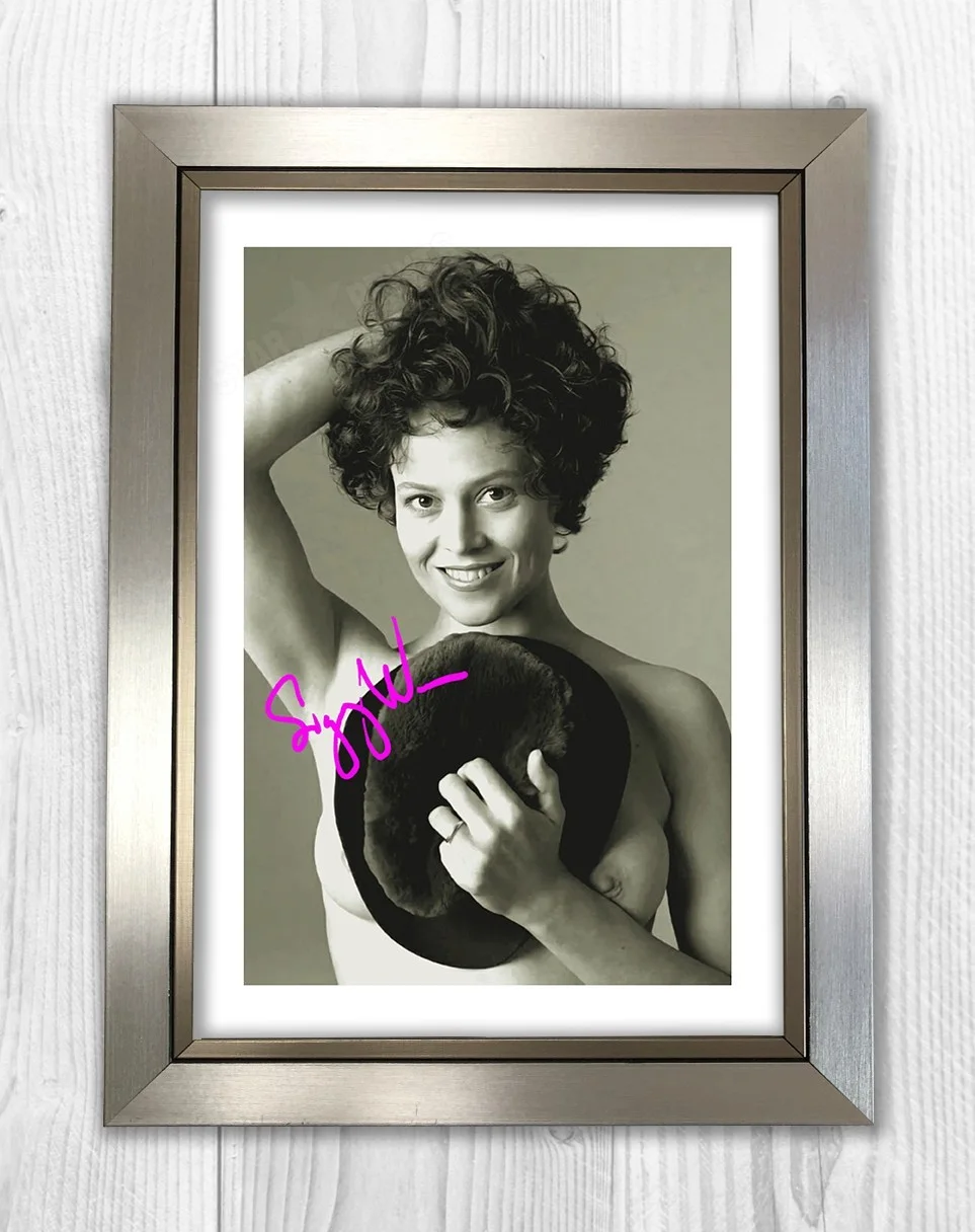 Sigourney Weaver showing nipple A4repro signed mounted poster Choice of frame., изображение 3