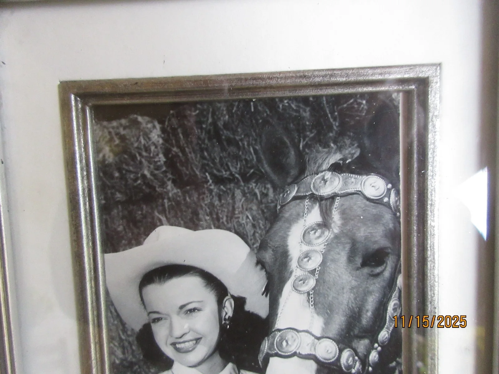 Dale Evans — Vintage 1950 Black & White Autographed Postcard Dale Evans with her Horse Framed, изображение 2
