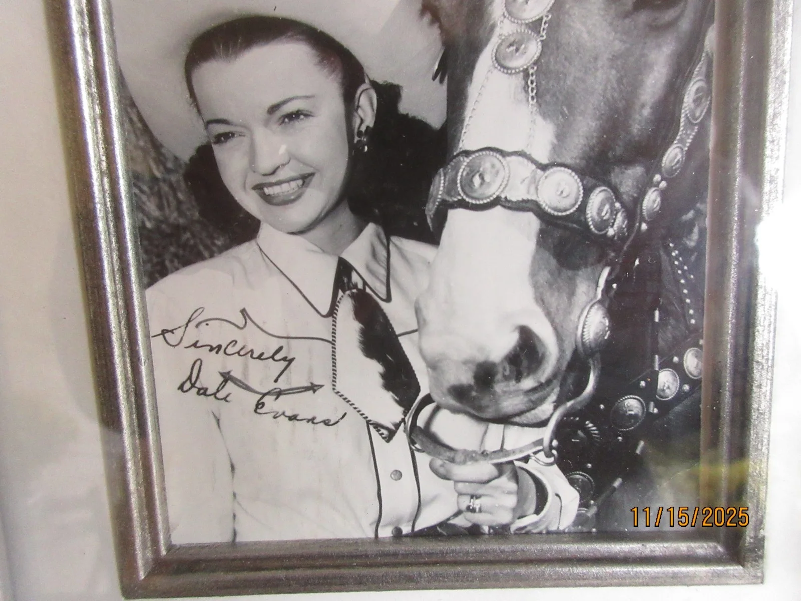 Dale Evans — Vintage 1950 Black & White Autographed Postcard Dale Evans with her Horse Framed, изображение 3