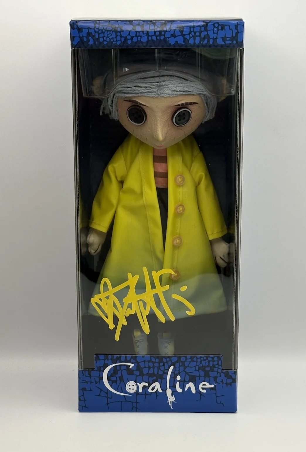 Dakota Fanning — Dakota Fanning Signed Autographed Coraline Jones NECA Figure EXACT PROOF JSA COA, image 4