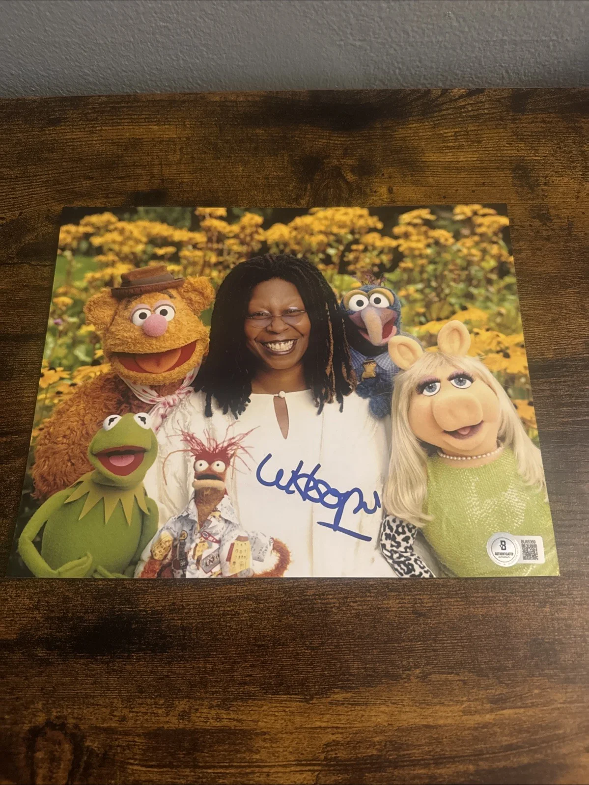 WHOOPI GOLDBERG — WHOOPI GOLDBERG Signed 8x10 PHOTO Beckett Authenticated BAS